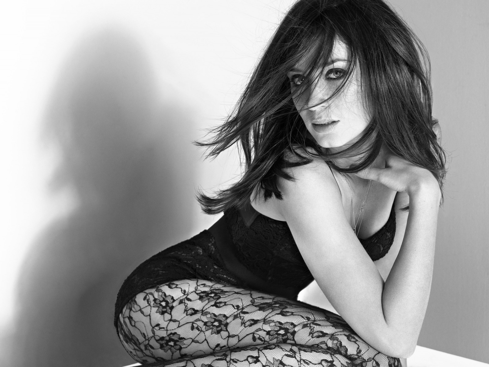 bílý, Černá, ženy, černobílý, model, portrét, dlouhé vlasy, sedící, fotografování, osobnost, herečka, punčochy, černé vlasy, móda, vlasy, spodní prádlo, Osoba, Emily Blunt, supermodelka, dívka, krása, žena, dáma, účes, Černý a bílý, monochromatické fotografování, lidských pozice, portrétní fotografie, focení, hnědé vlasy, umění model