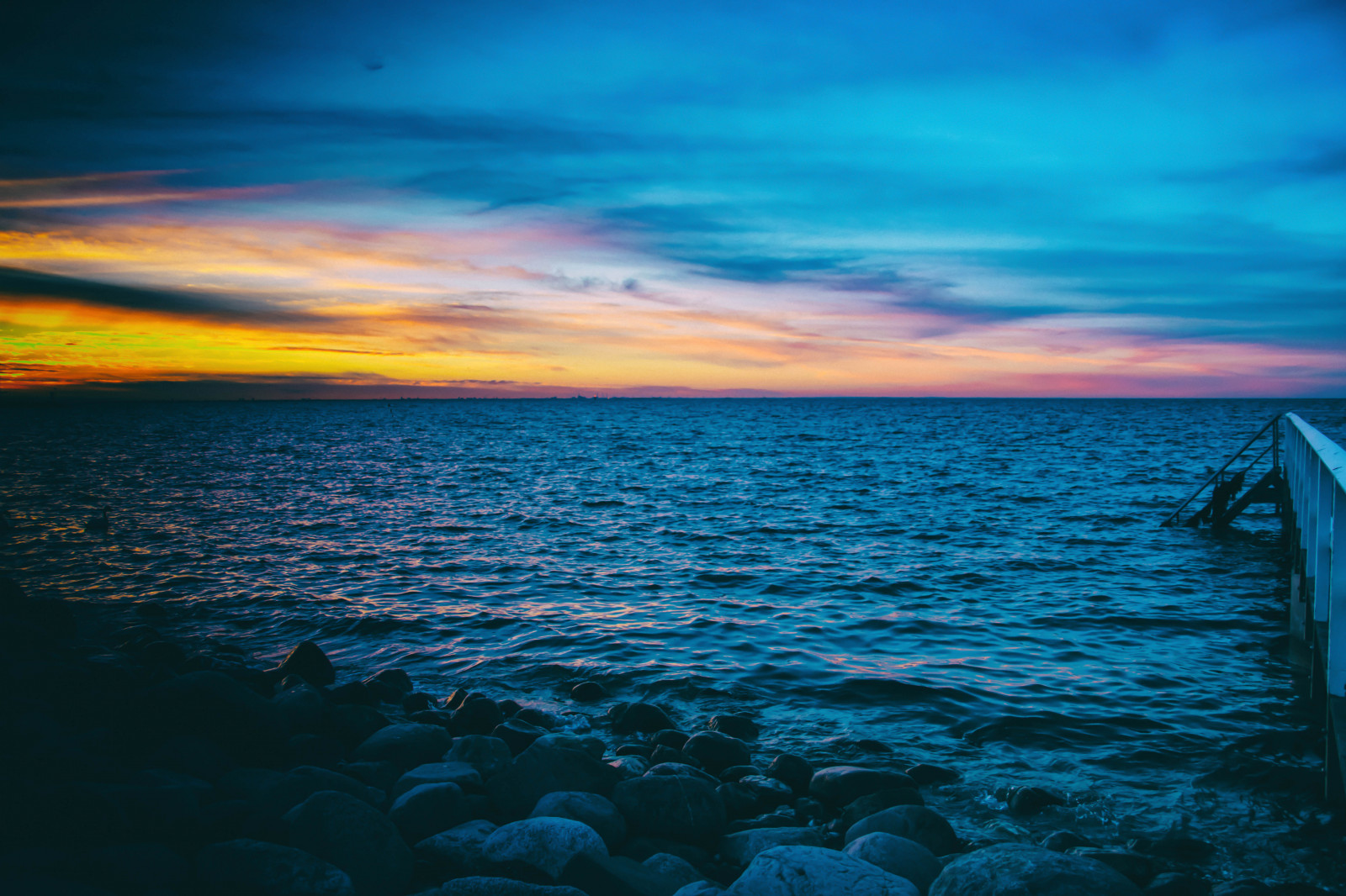 slunečnímu záření, západ slunce, moře, záliv, voda, Příroda, pobřeží, odraz, nebe, pláž, svítání, modrý, večer, ráno, pobřeží, most, slunce, horizont, atmosféra, Švédsko, soumrak, Sverige, Malm, mrak, svítání, venkovní, oceán, vlna, sk nel n, se, Ribersborg, nebe, ribban, resund, pramen, Brygga, solnedg ng, ribersborgsstranden, Horisont, solljus, odlesk, tělo z vody, mořská vlna