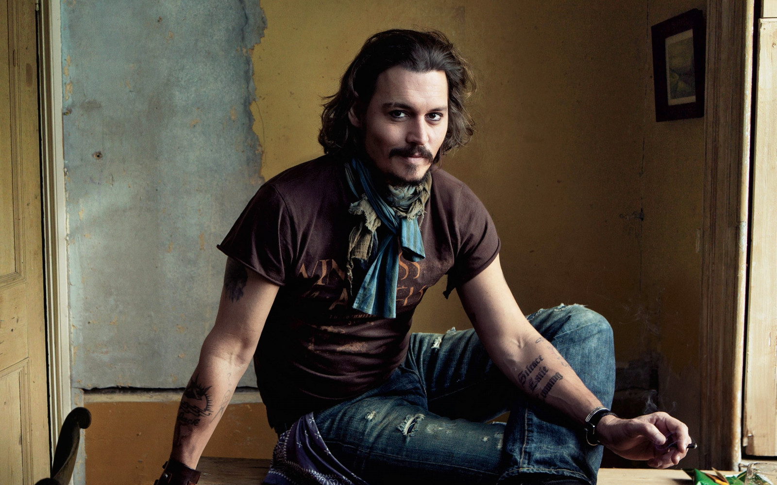 Modell-, Porträt, Sitzung, Fotografie, Darsteller, Tätowierung, Mode, Person, Johnny Depp, Farbe, Mann, Dame, stilvoll, Menschliche Positionen, Fotoshooting, Haarschnitt