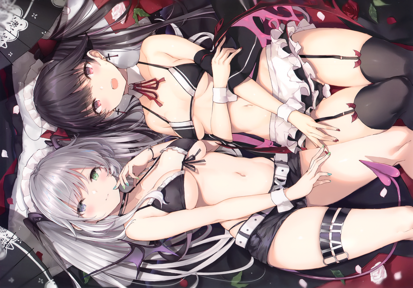 černé vlasy, šedé vlasy, heterochromia, dlouhé vlasy, Tesák, ruměnec, bikiny, služka, výstřih, podvazkový pás, twintails, Podbohu, červené oči, růže, květiny