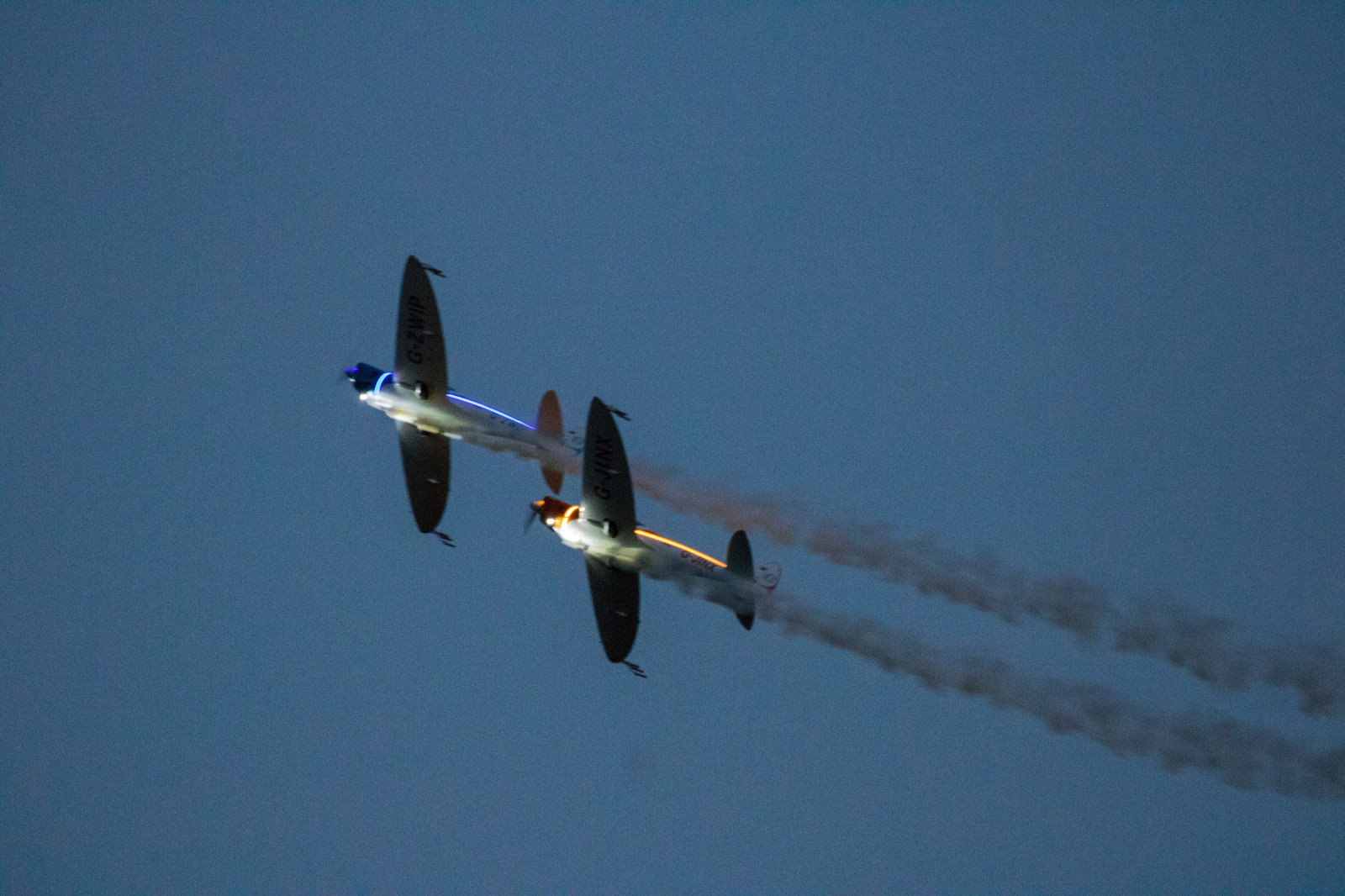 vozidlo, letoun, letadlo, plán, Dánsko, událost, letectvo, Soumrak, Roskilde, Let, skymning, Danmark, flygplan, letadlo, Airshow, letectví, exif modelu canoneos760d, geocountry, Kamera aby kánon, geocity, Model fotoaparátu canoneos760d, geostate, geolocation, EXIF otvor 56, exif aby kánon, exif isospeed 6400, EXIF ef70300mmf456lisusm čočka, exif focallength 300mm, flyg, roskildeairshow, roskildeflygplats, flyguppvisning, twisteraerobatic, england2xthesilencesa1100twister, křídlo, letecká linka, Atmosféra Země, stíhací letoun, Airshow, letecká akrobacie, všeobecné letectví
