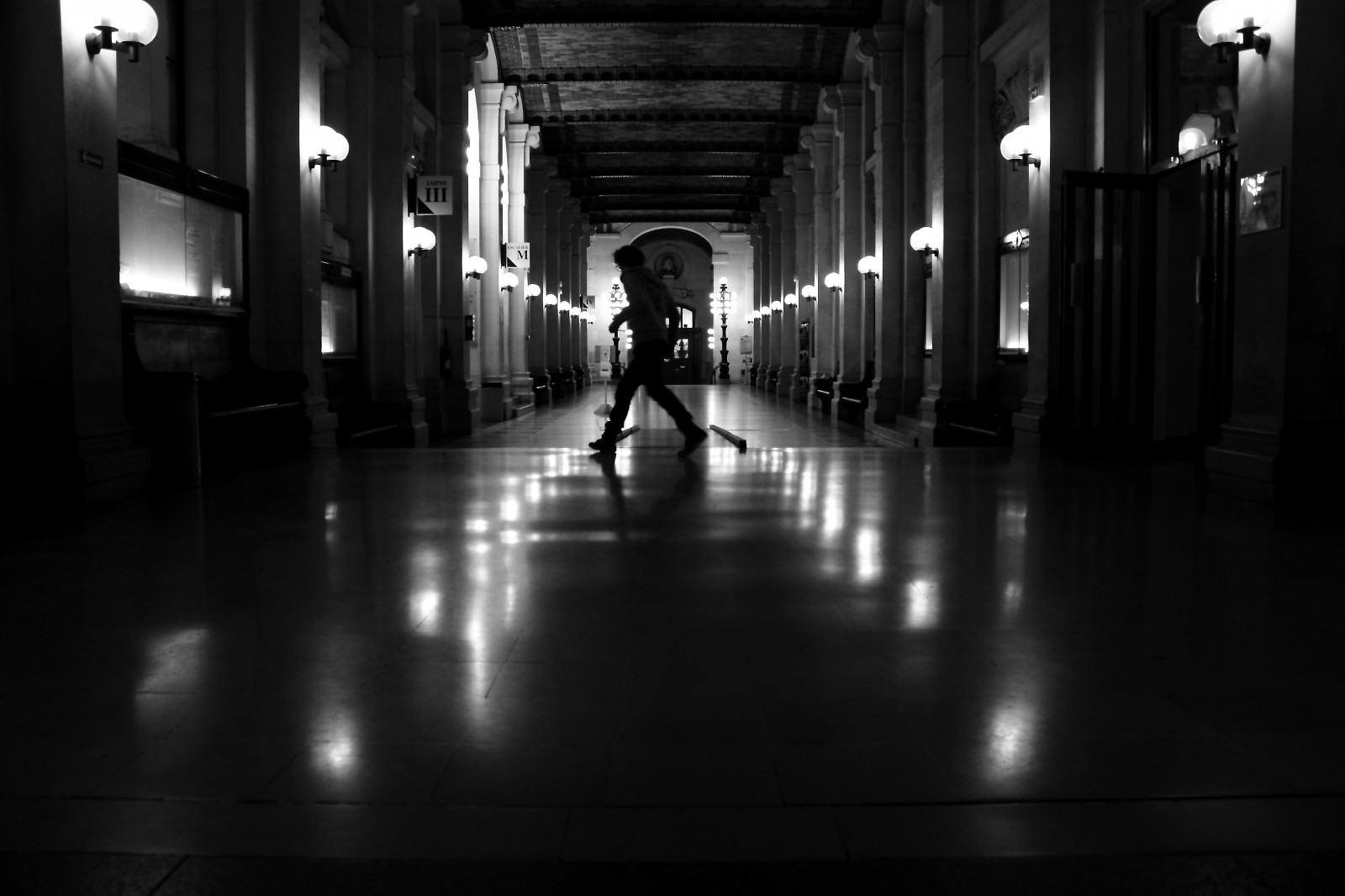 bílý, Černá, černobílý, ulice, noc, městský, odraz, stín, fotografování, symetrie, atmosféra, Paříž, půlnoc, struktura, infrastruktura, světlo, osvětlení, Street View, hala, fotografie, tma, litovat, nuit, reflets, noiretblanc, blackandwithe, photoderue, momentka, urbanarte, nightfoto, photopascalcolin, Černý a bílý, monochromatické fotografování, Film noir, podlaha, Sorbon, Luli res