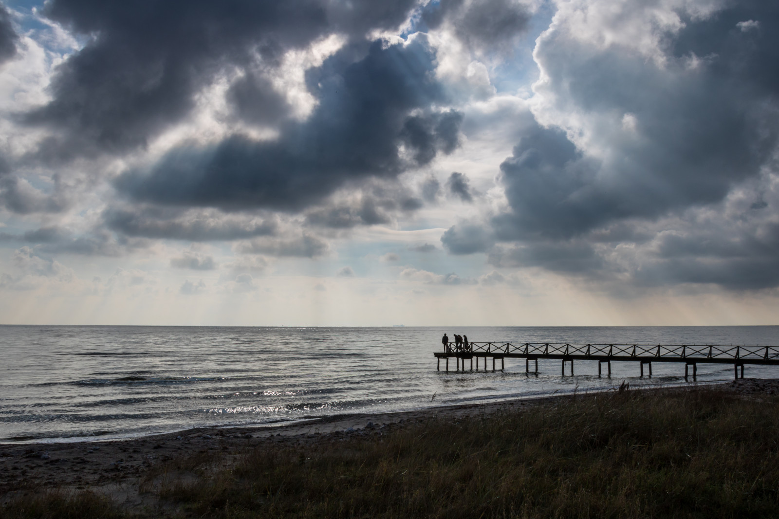 Sonnenlicht, Sonnenuntergang, Meer, Bucht, Ufer, Himmel, Strand, Sonnenaufgang, Abend, Morgen, Küste, Horizont, Dock, Dämmerung, Anlegestelle, Wolke, Wetter, Dämmerung, Ozean, Welle, Himmel, Brygga, Hav, Geschmolzen, M nniska, Smygehamn, Kust, Peopl, Atmosphärisches Phänomen, Gewässer, Windwelle, Meteorologisches Phänomen