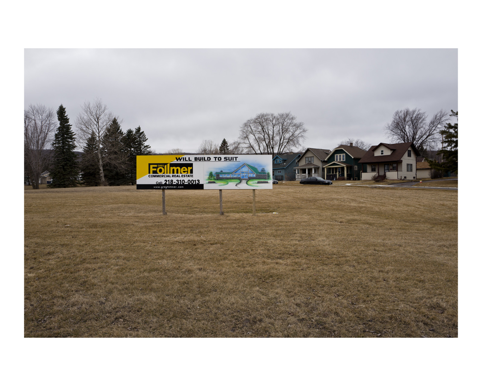 paesaggio, erba, veicolo, testo, segno, primavera, sviluppo, marca, Minnesota, angolo, Duluth, la zona, all'aperto, automobili, case, digitale, pubblicità, leicaq, fantasia, midwest, la realtà, segnaletica, proprietà, immobiliare, terreno, F17, summilux28mm, Wetzlar, punto Rosso, paxamericanus, endofempire, civisromanussum, crisi economica, thegreatrecession, landscapeofdecline, cavalcavia, sunsetsinthewest, Spqr, Thelandunlovedcolor, Browngrass