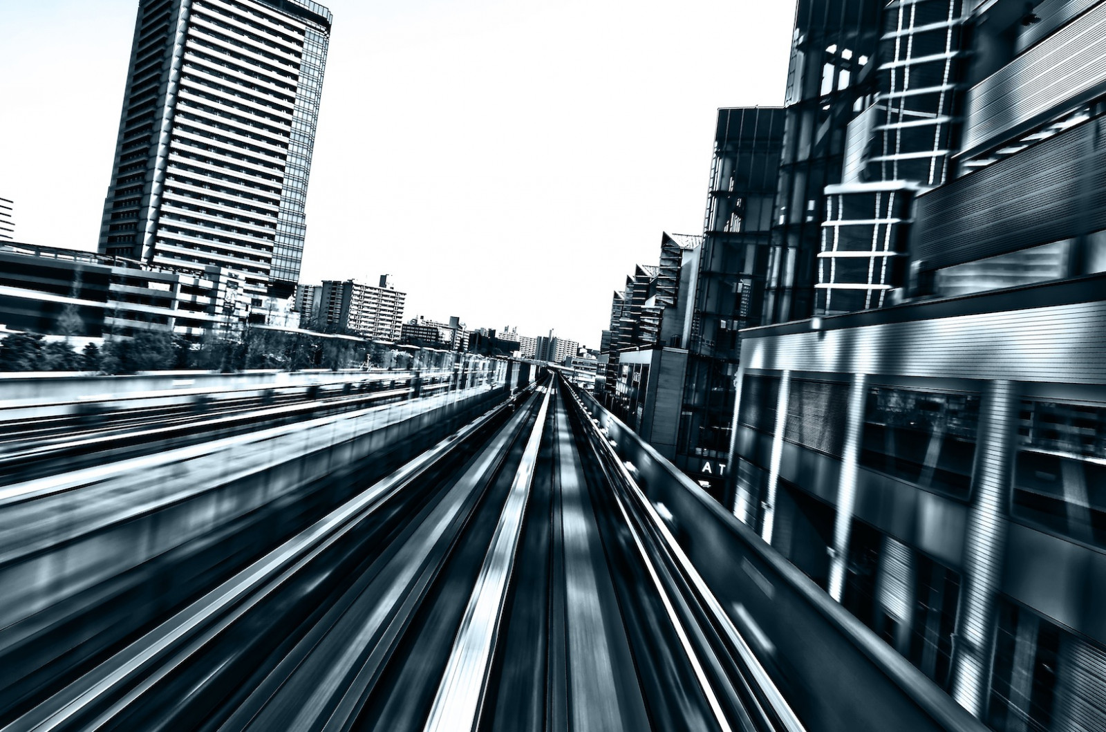 Japonsko, černobílý, okno, město, ulice, panoráma města, architektura, budova, odraz, nebe, silnice, symetrie, mrakodrap, sklenka, tramvaj, doprava, metropole, struktura, pentax, infrastruktura, úhel, Osaka, centrum, tělesné, Černá bílá, Pohyb, rozmazat, čára, dráha, mezník, během dne, fasáda, pruh, urban area, Černý a bílý, monochromatické fotografování, Metropolitní oblast, panelový dům, veřejná doprava, k5iis, Pohled na město