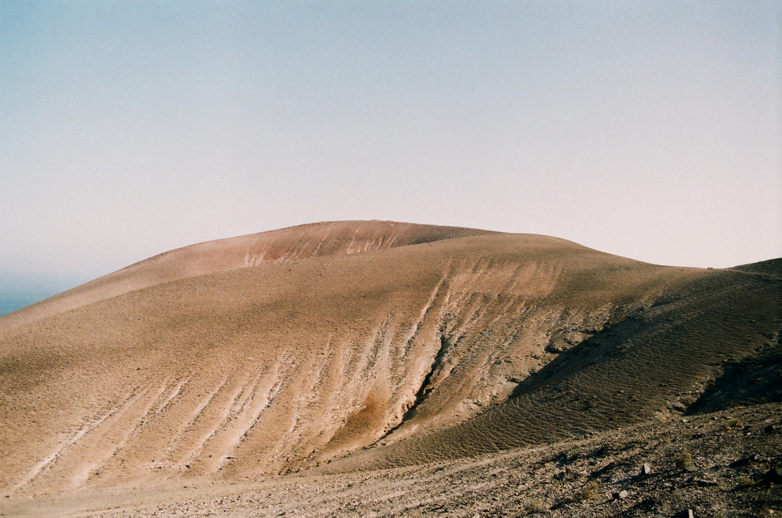 krajina, hory, kopec, písek, Země, sopka, poušť, Španělsko, letní, Evropa, turistika, 35MM, roadtrip, plošina, Fujifilm, step, Lanzarote, atlantický, cestovat, hora, prozkoumat, divoký, srpen, analogový, materiál, ostrovy, film, dobrodružství, prostý, cesta, Canarias, kanárek, půda, sopečný, geologie, místo výskytu, přírodní prostředí, landform, geografický rys, vádí, badlands, Liparské landform, ERG, zenit11, C200