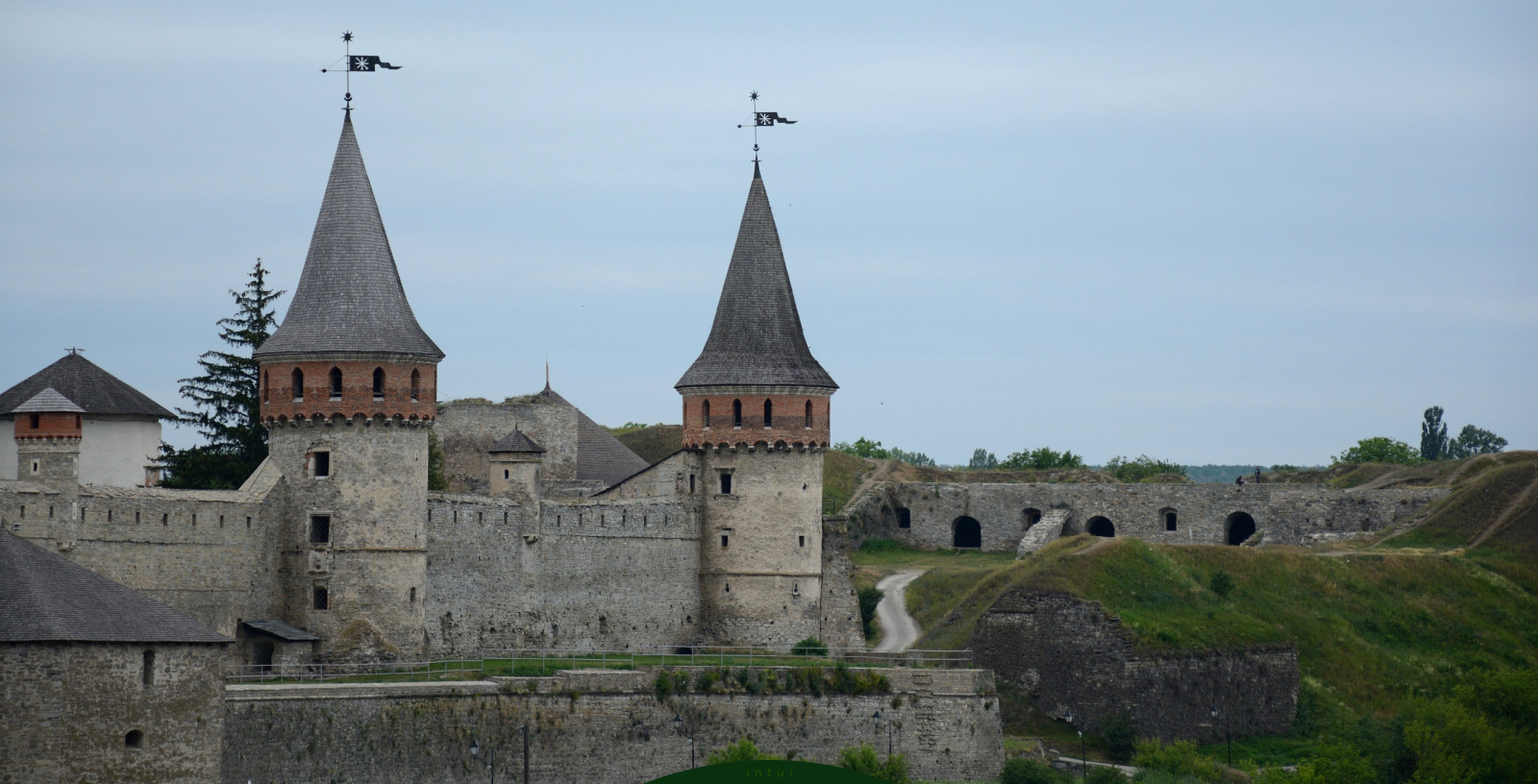 paesaggio, vecchio, città, architettura, costruzione, cielo, pietre, parete, testo, Turismo, castello, Torre, storia, cittadina, pietra, fortezza, Museo, Bastione, Ucraina, Cittadella, monastero, rovine, guglia, chateau, Abbazia, pianta, all'aperto, pietra, muri, torri, prenotare, storia antica, sito storico, templi, Medioevo, fortificazione, campanile, torretta, potenziamento, palazzi, architettura medievale, roccaforte, Stabilità, Kamianetspodilskyi