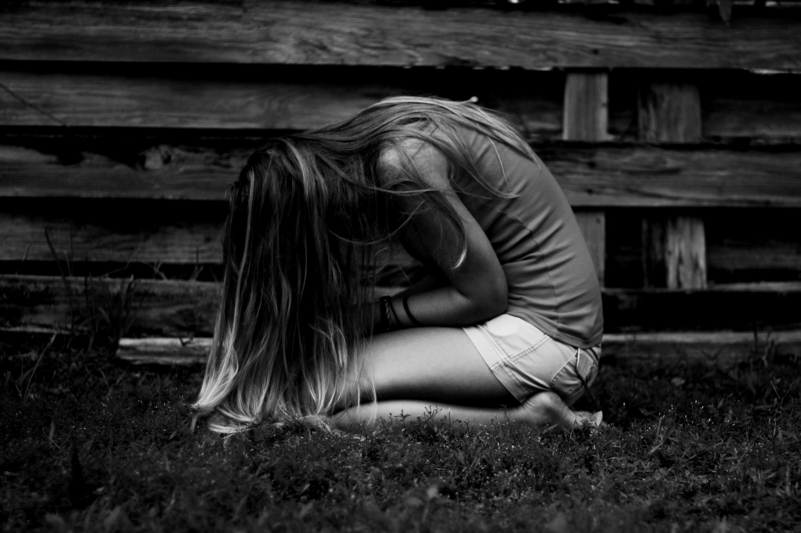 kontrast, bílý, Černá, černobílý, tráva, sedící, fotografování, vlasy, plot, emoce, krása, mimo, fotografie, tma, inspirace, já, Černý a bílý, monochromatické fotografování, lidských pozice, portrétní fotografie, Film noir