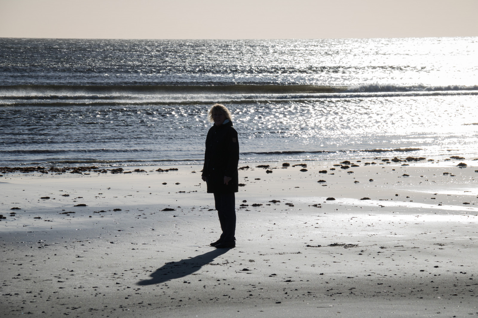 luce del sole, persone, bianca, nero, monocromo, mare, acqua, puntellare, sabbia, riflessione, ombra, inverno, spiaggia, costa, oceano, onda, filo, vatten, HAV, m nniskor, Materiale, fotografia, Beddingestrand, kust, modello canoneos760d exif, geocountry, Marca fotocamera Canon, Geocity, modello di fotocamera canoneos760d, geostate, geolocalizzazione, Lente exif efs18200mmf3556is, exif fare canon, exif ISOSPEED 100, exif focalLength 110 millimetri, apertura exif 10, corpo d'acqua