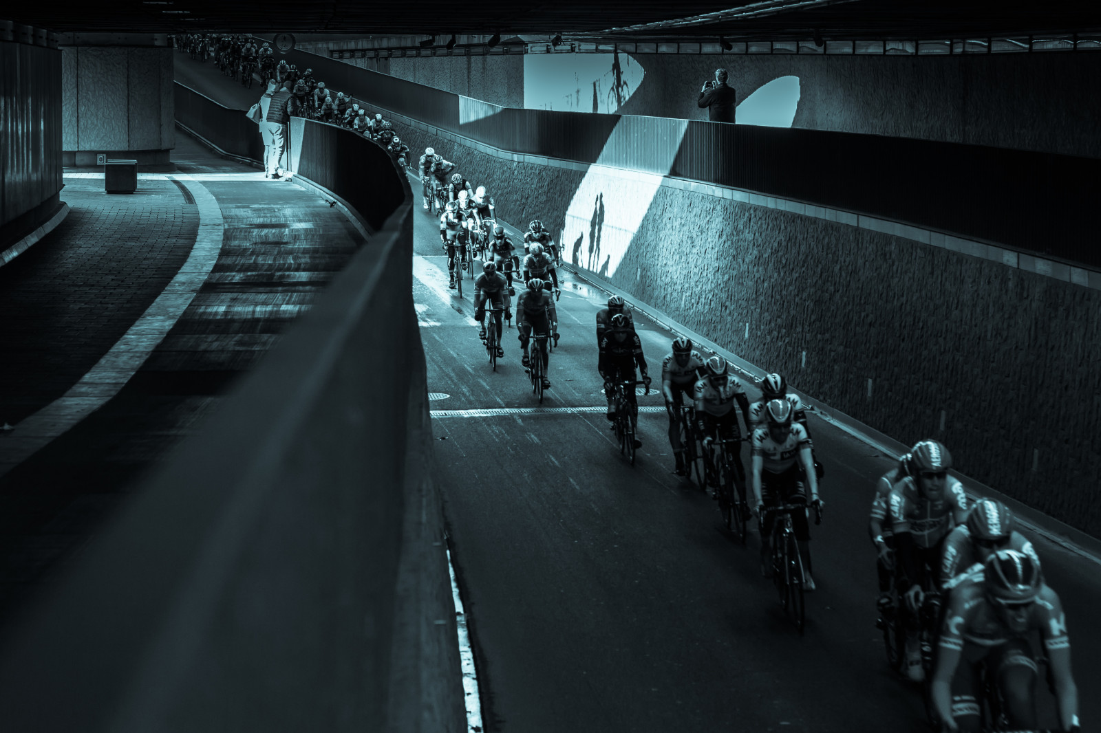 ดำ, ขาวดำ, กีฬา, ถนน, กลางคืน, การสะท้อน, ถนน, การถ่ายภาพ, รถไฟใต้ดิน, ยางมะตอย, เที่ยงคืน, โครงสร้าง, โครงสร้างพื้นฐาน, เบา, แข่ง, ความมืด, streetphotography, ปอง, แน่นอน, ภาพรวม, เลน, ดำและขาว, โหมดการขนส่ง, การขนส่งสาธารณะ, 50 มม. 18, Kortrijk, brug, cyanotype, koers, kuurnebrusselkuurne, gaetanvandenbroucke, fixed link