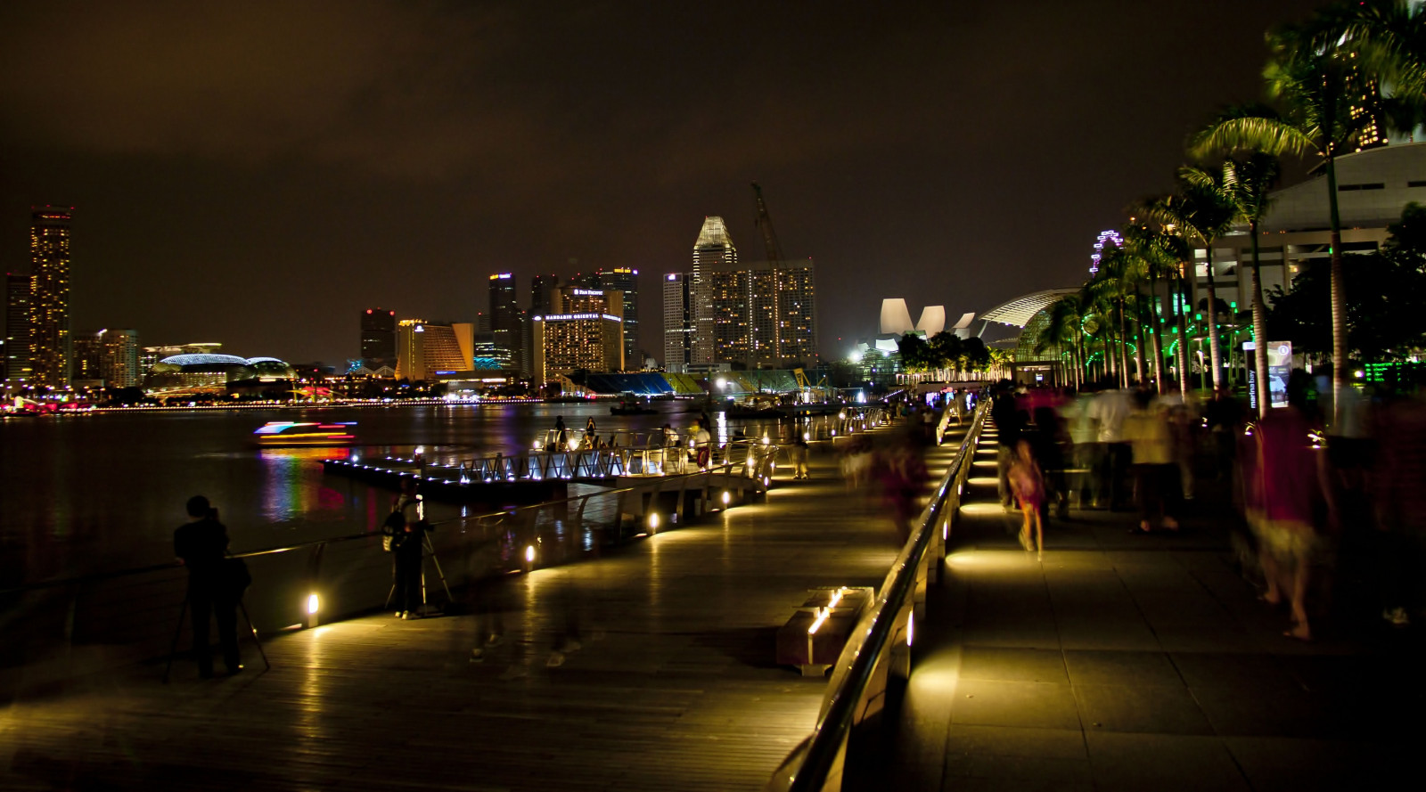 bybilledet, afspejling, by, nat, hovedstadsområde, metropol, byområde, skyline, downtown, vand, by, himmel, belysning, turistattraktion, aften, skyskraber, mørke, gadebelysning, træ, midnat, skumring