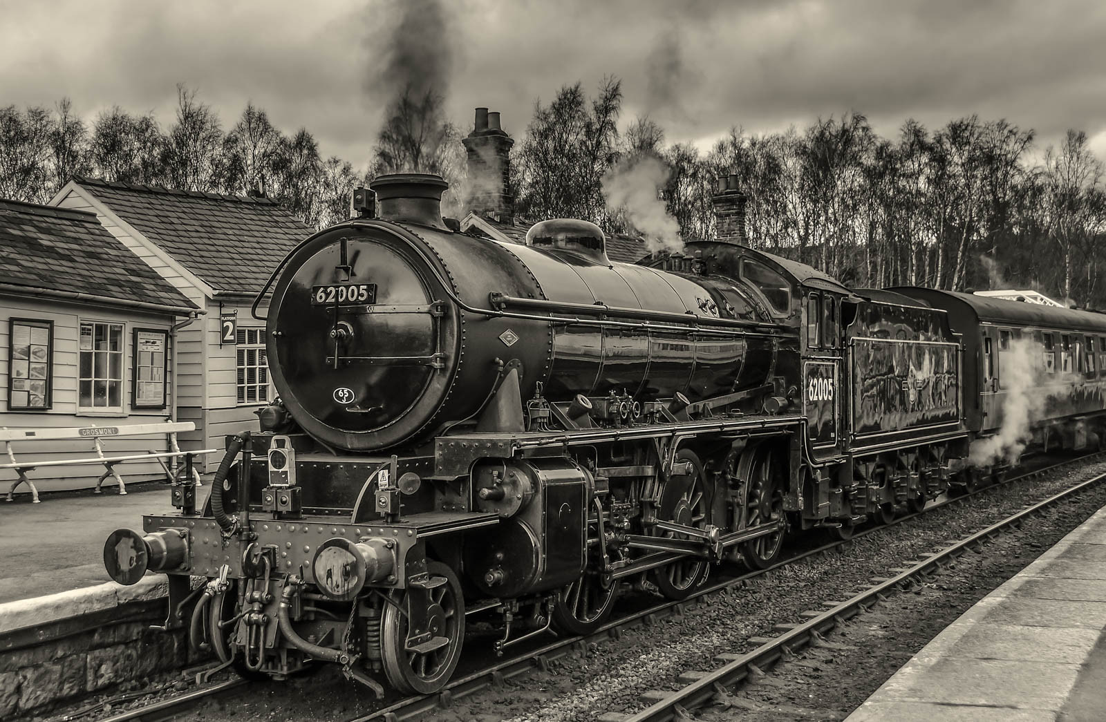 černobílý, vozidlo, vlak, údolí, doprava, lokomotiva, 2014, dráha, Černý a bílý, monochromatické fotografování, pozemní vozidla, železniční doprava, kolejová vozidla, železniční vůz, Parní motor, esk, nymr, 62005grosmont