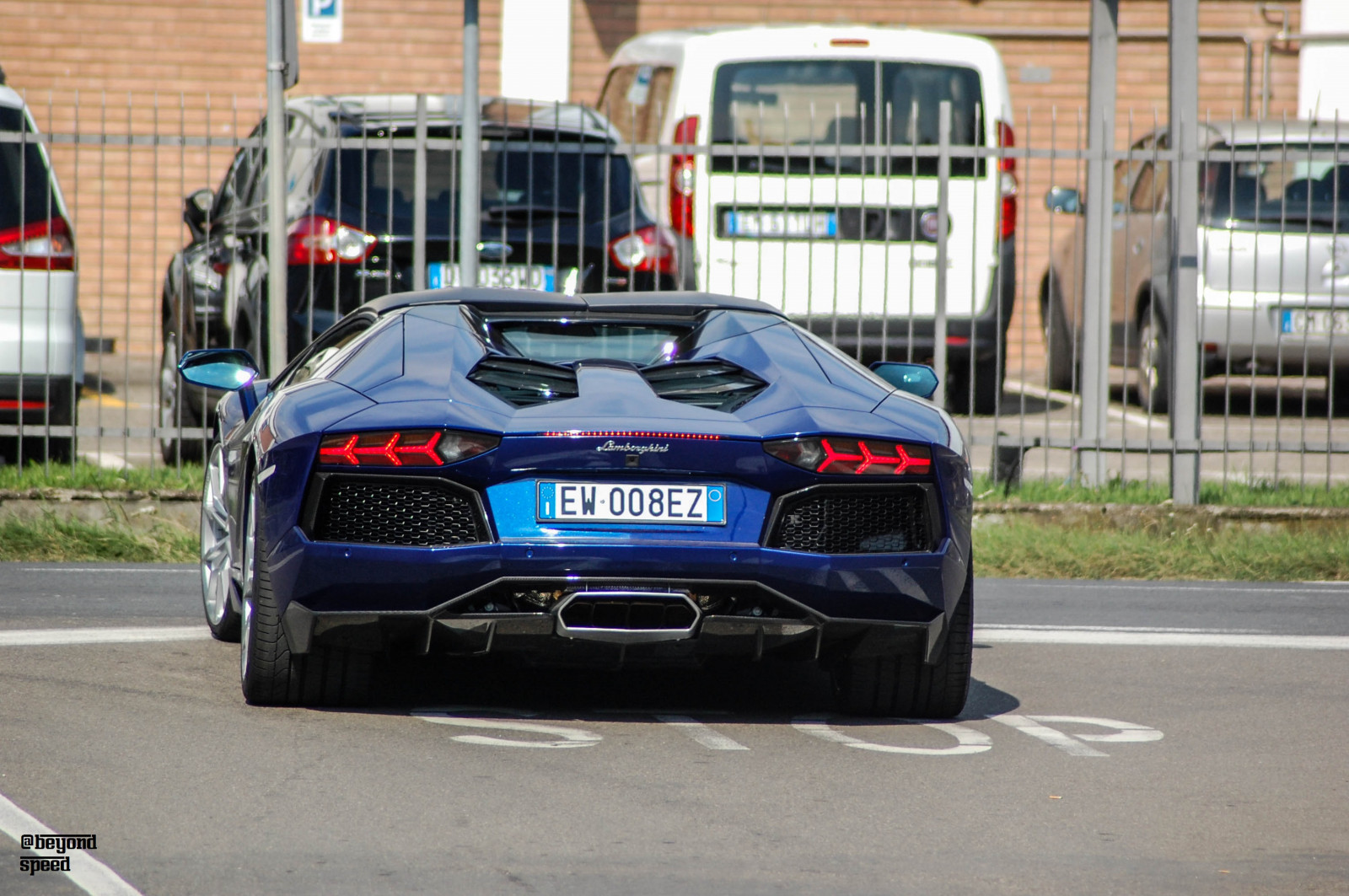 auto, pozemní vozidla, motorové vozidlo, vozidlo, superauto, sportovní auto, automobilového designu, Lamborghini Aventador, silnice, luxusní vůz, ulice, výkon auta, Lamborghini, automobilový exteriér, kolo, automotive wheel system, limuzína, okraj, budova, sportovní užitkové vozidlo