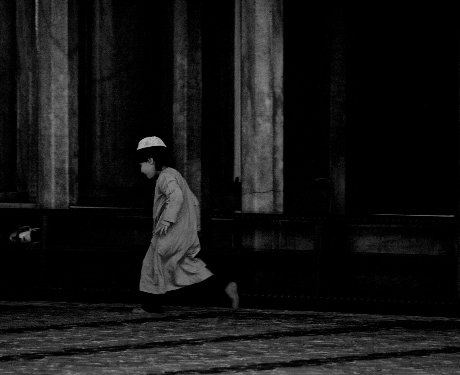 Drsný, tělesné, BNW, bnwshot, bnwmood, bnwlife, bnwpeople, Bnwrunningkid, Černý a bílý, blackandwhitetravel, Blackandwhiteistanbul, Kánon, kontrast, dítě, běh, modrá mešita, Istanbul, mešita, cestovat, travelphotography