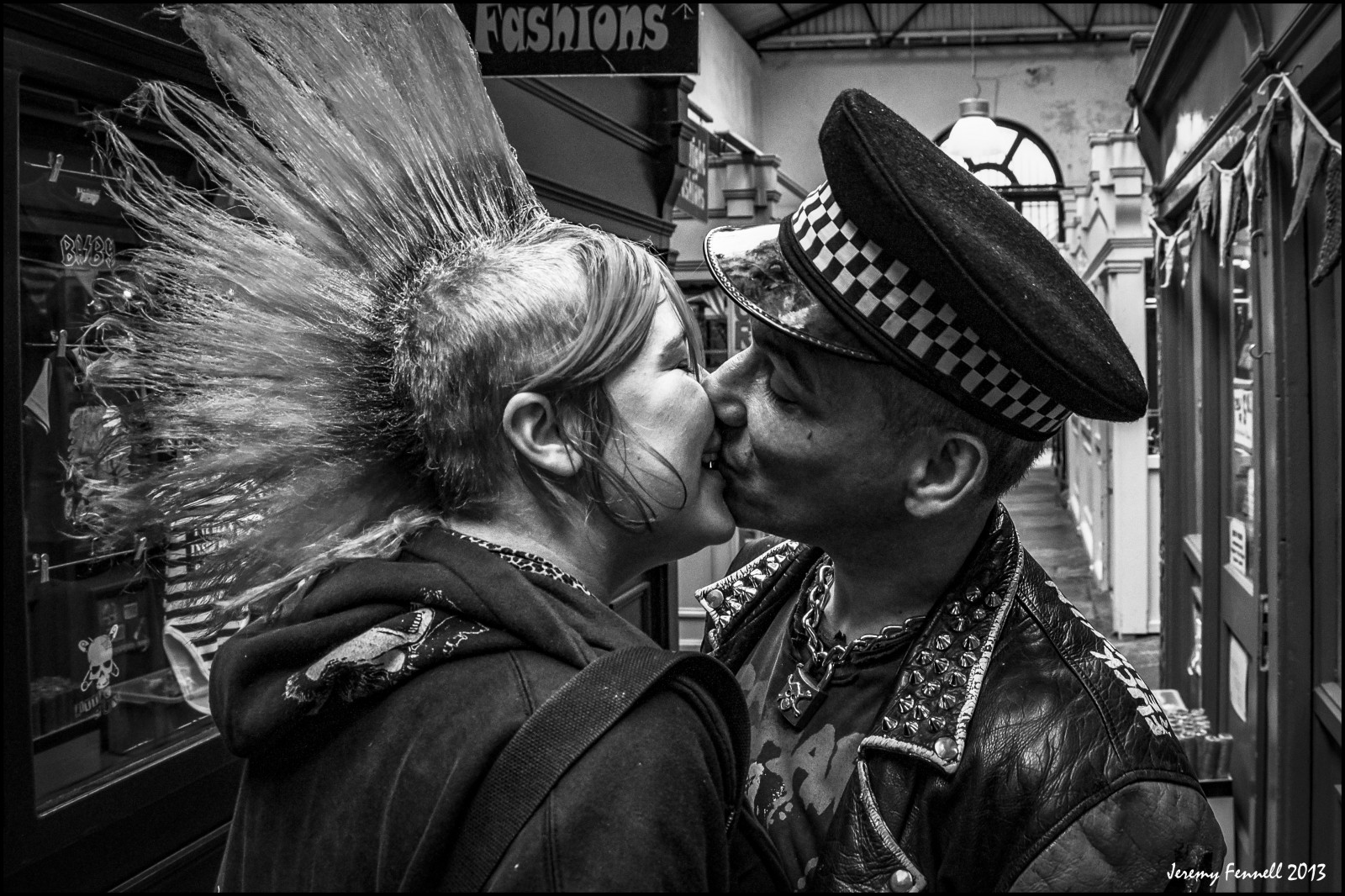 คน, ดำ, ขาวดำ, อังกฤษ, ตะวันตกเฉียงใต้, สหราชอาณาจักร, มิถุนายน, 2013, Bristol, โมโน, ดำและขาว, nikond90, ดำและขาว, ถ่ายภาพขาวดำ, ฟิล์มนัวร์, photographbyjeremyfennell, stnicholasmarket, punks, bristolinmonochrome, blackandwhitebristol, ชาวเม็กซิกัน, nikon18105mmvrlens, cityscenes