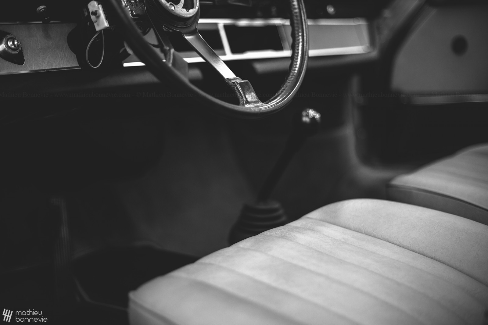 bil, motor køretøj, sort, styretøj del, køretøj, sort og hvid, rat, bildesign, familie bil, monokrom fotografering, monokrom, automotive exterior, center console, Vintage bil, gearskift, klassisk, midten størrelse bil