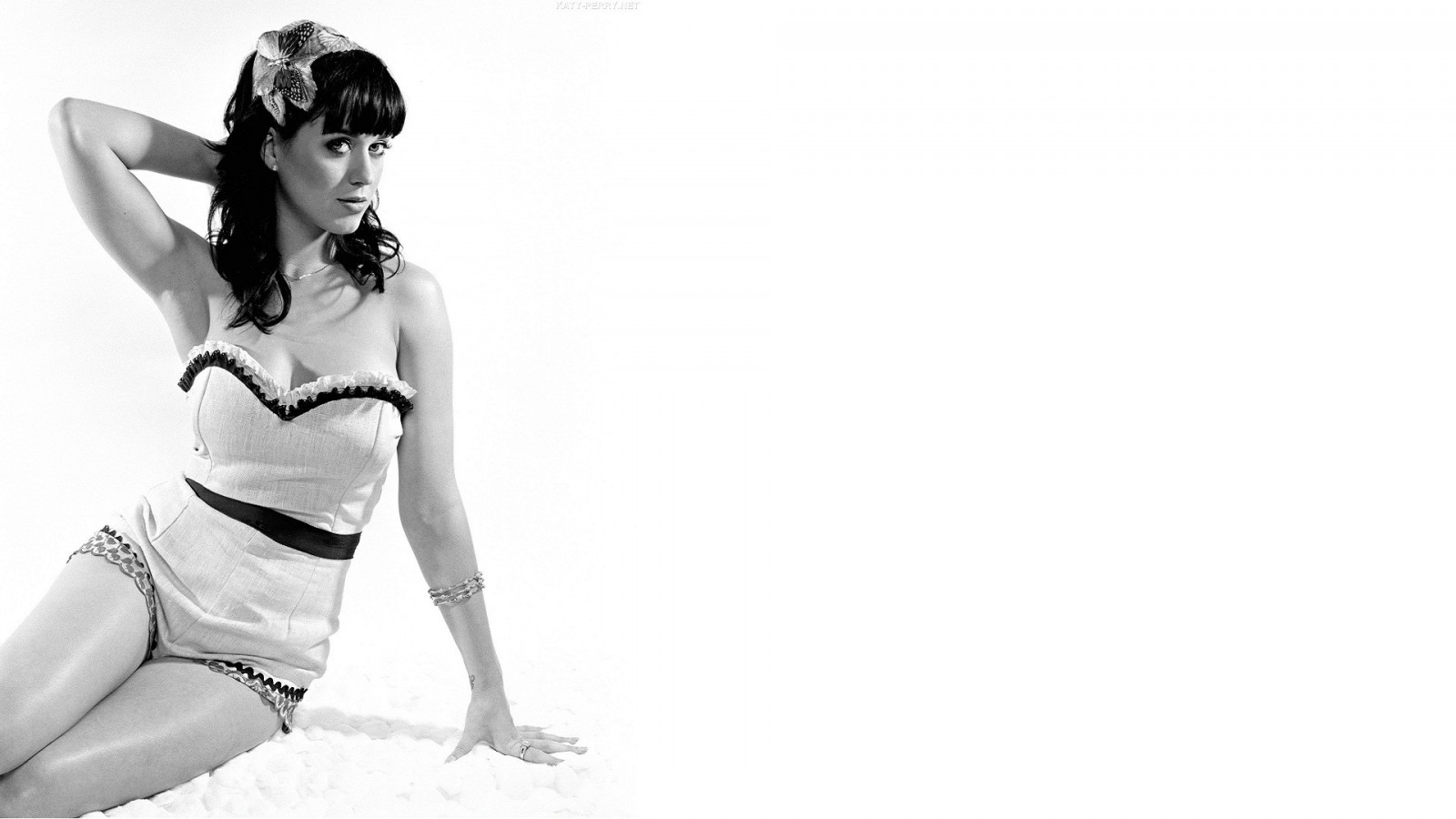 ženy, černobílý, model, bílé pozadí, osobnost, zpěvák, podpaží, šaty bez ramínek, spodní prádlo, oblečení, Katy Perry, supermodelka, talár, Černý a bílý, monochromatické fotografování, focení