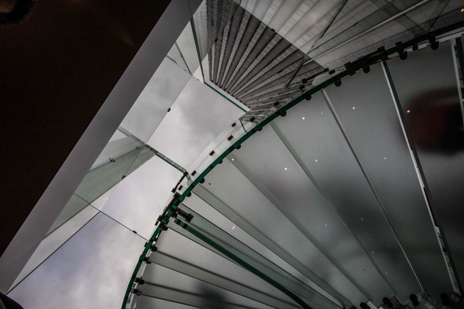 monocromo, città, architettura, spazio, costruzione, cielo, simmetria, cubo, bicchiere, acciaio, metallo, Stati Uniti d'America, le scale, Manhattan, struttura, York, angolo, leggero, Mela, nuovo, New York, linea, quinta Strada, nyc, oscurità, scatola, stato, giorno, viale, 5 °, attrazione turistica, atmosfera della terra, bianco e nero, illuminazione diurna, quinto, appleshop, fixed link