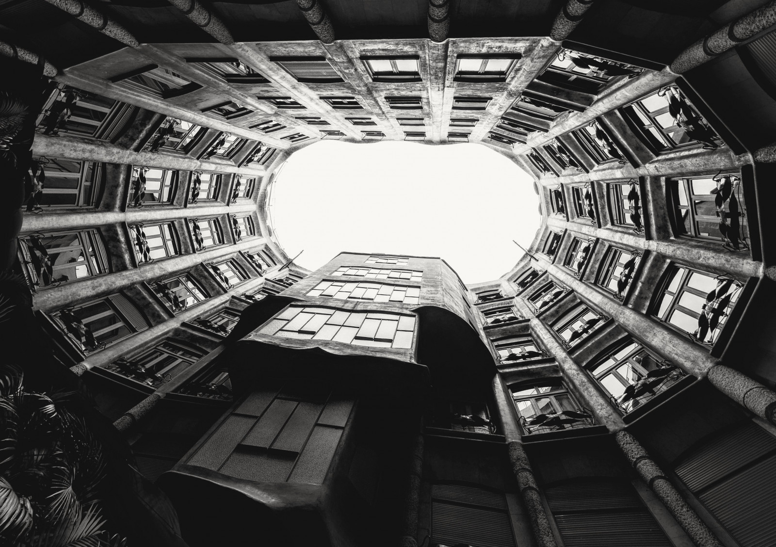 Černá, černobílý, architektura, fotografování, symetrie, Dům, geometrie, Španělsko, Evropa, Barcelona, otvor, Catalunya, Černý a bílý, cestovat, fotografie, samyang14mm, espana, Černý a bílý, monochromatické fotografování, 7dwf, throughherlens, gaudi, Pedrera, casamila