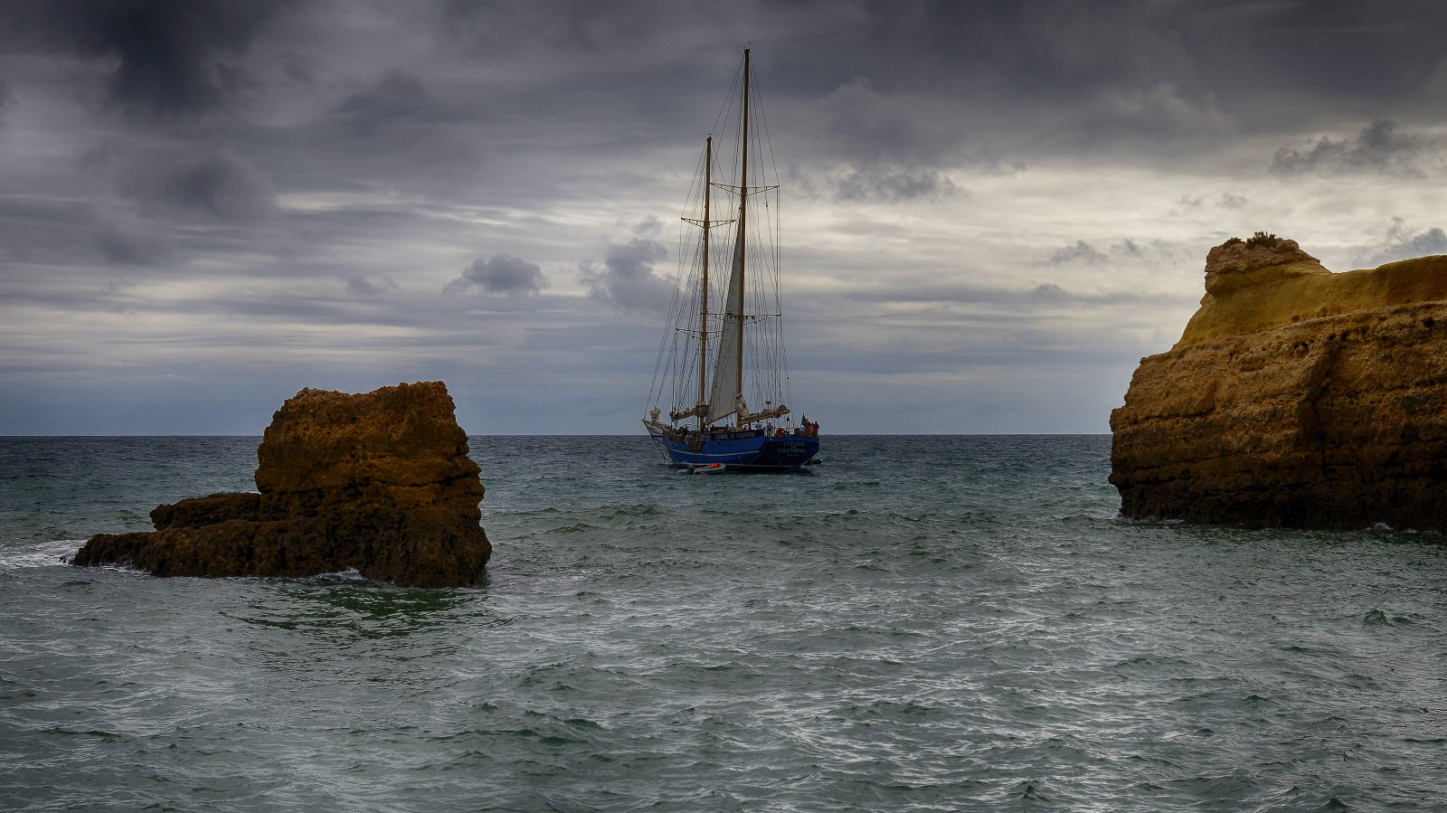 barvitý, loď, loď, moře, záliv, voda, Skála, pobřeží, nebe, vozidlo, mraky, večer, věž, pobřeží, útes, horizont, pelerína, soumrak, pobřežní čára, Portugalsko, plachtění, atlantický, Terén, mrak, zakalený, den, , oceán, vlna, přímořská krajina, zátoka, skály, lodičky, tělo z vody, mořská vlna, mrzutý, algarve, Albufeira