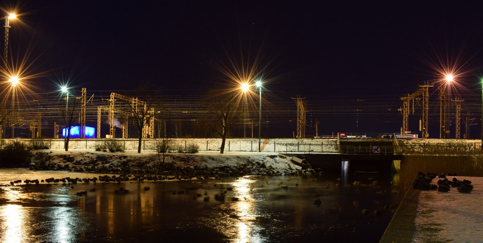 luci, uccelli, animali, mare, città, paesaggio urbano, notte, acqua, riflessione, cielo, la neve, inverno, stelle, orizzonte, ghiaccio, freddo, sera, ponte, crepuscolo, Finlandia, caldo, Helsinki, mallardo, Suomi, leggero, illuminazione, ghiacciato, corso d'acqua, rotaie, germani reali