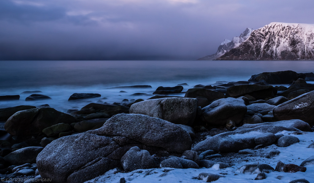 krajina, hory, západ slunce, moře, záliv, voda, Skála, Příroda, pobřeží, odraz, sníh, zima, svítání, led, Lofoten, Norsko, ráno, pobřeží, horizont, skály, Arktický, soumrak, 2016, mrak, hora, počasí, oceán, vlna, materiál, Norsko, tělo z vody, mořská vlna, wwwicelandtoursnet