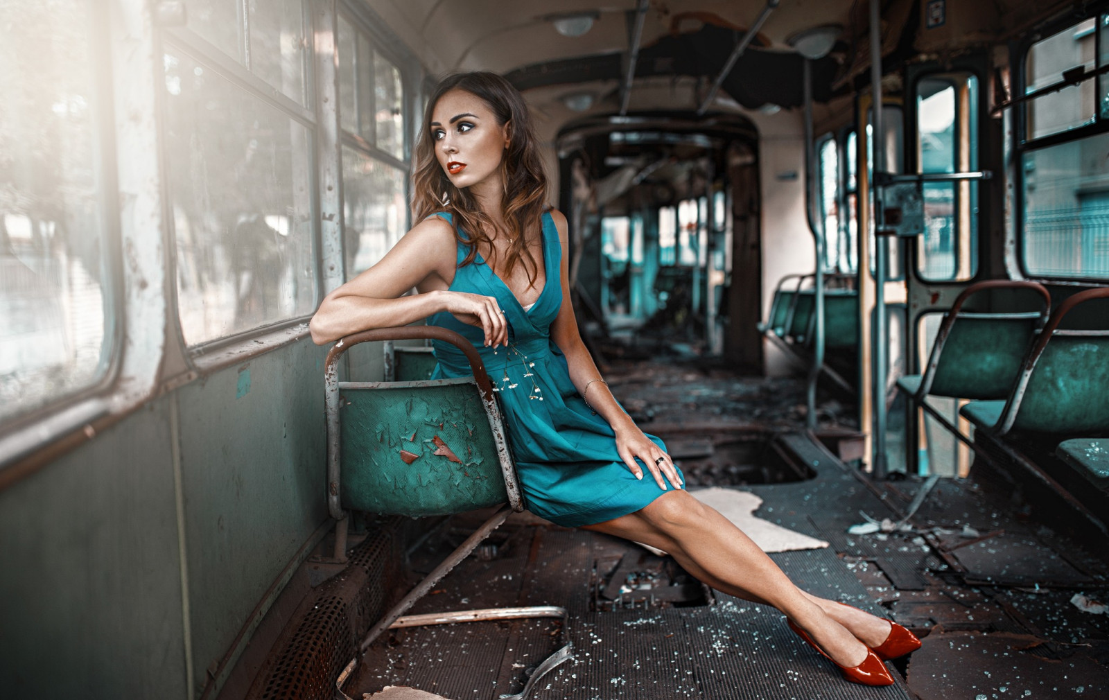 Frau, Modell-, Wegschauen, lange Haare, Ruine, Beine, welliges Haar, Sitzung, High Heels, bilden, Fotografie, Zug, Kleid, Damian Pi Rko, Mode, kastanienbraunes Haar, Katarzyna Kluska, Farbe, Mädchen, Schönheit, Foto, Bild, Schnappschuss, Fotoshooting