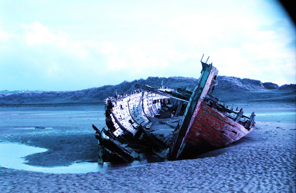 bouřka, film, pláž, zlomený, 35MM, 50mm, pobřeží, loď, lomo, Lomography, nachový, Asahi, pentax, F14, tradiční, ishootfilm, ústí, Devon, břeh, vrak, poškozený, opuštěný, stormdamage, pohmožděný, otlučený, northdevon, P30n, výpis, Bodit, Pentaxp30n, Northdevoncoast, Yankeeroad, Wrafton, Lomochrom, Lomochromepurple, Ashai50mm
