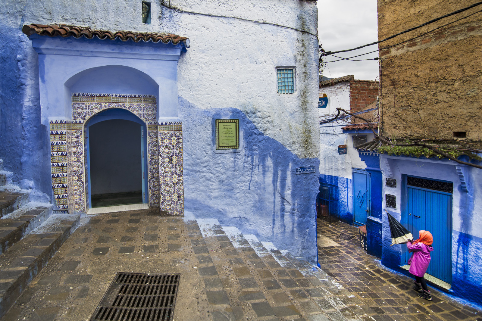ulice, cestovat, modrý, déšť, deštník, deštivý den, Severní Afrika, streetphotography, Maroko, cesta, maroc, Maghreb, Medina, Chefchaouen, Mavi, staré Město, fas, Gezi, sokak, bluecity, travelphotography, seyahat, ya Mur, Emsiye, Mavi ehir, Ya murlug n, gezifoto raf l, sokakfotografciligi, humaningeometry