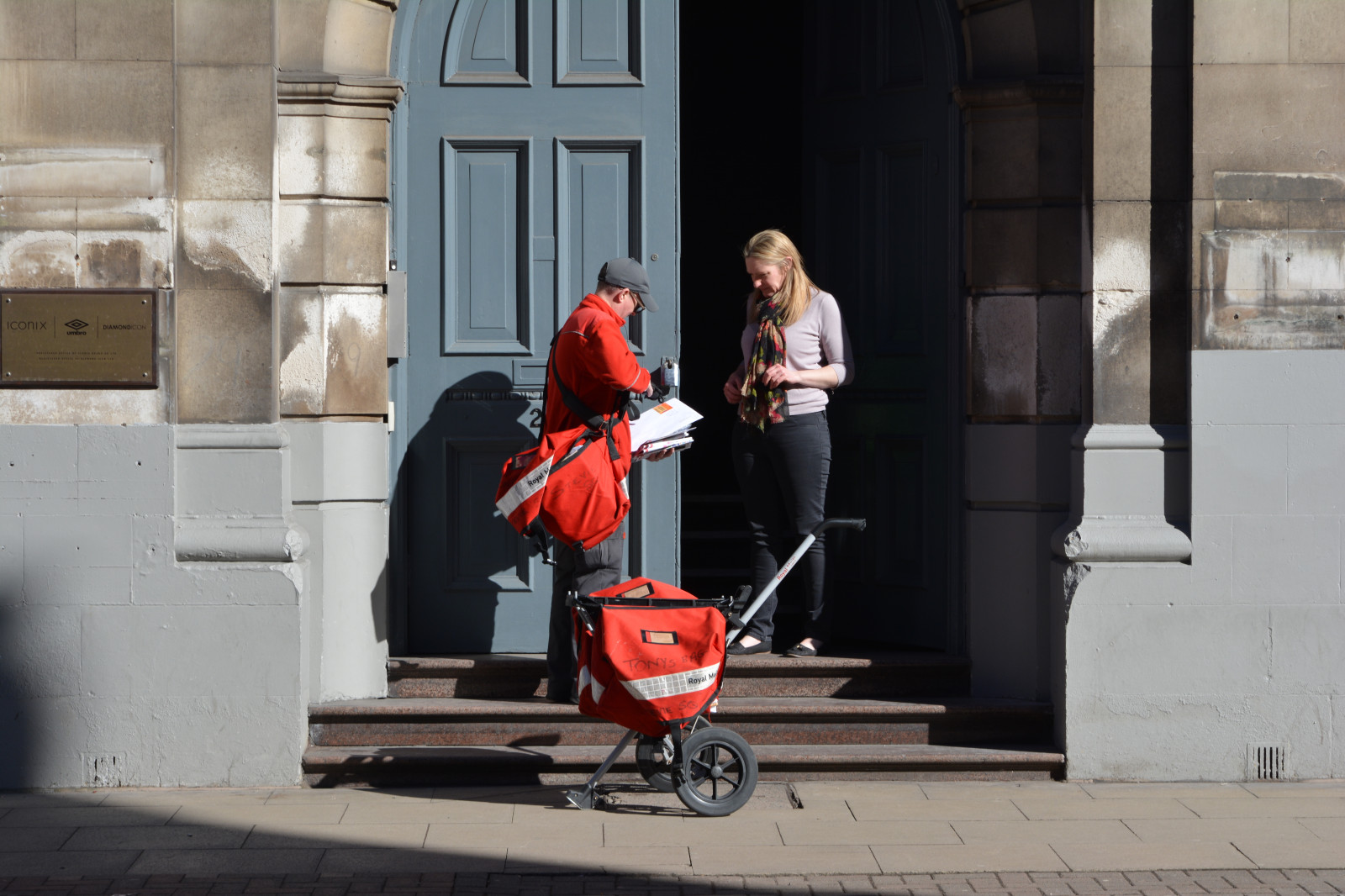 lidé, ženy, okno, ulice, architektura, auto, vozidlo, silnice, Anglie, dveře, M4, kroky, infrastruktura, pěší, venkovní, muž, ženský, Street View, chodník, vchod, streetphotography, mužský, architektur, chodník, Manchester, Spojené království, rekreace, UrbanScene, cityscene, produkt, northernquarter, kočárek, listonoš, manchesterstreets, listonoš, Dalestreet, Postie, Poštou, Postino, Postbag, Brassplate