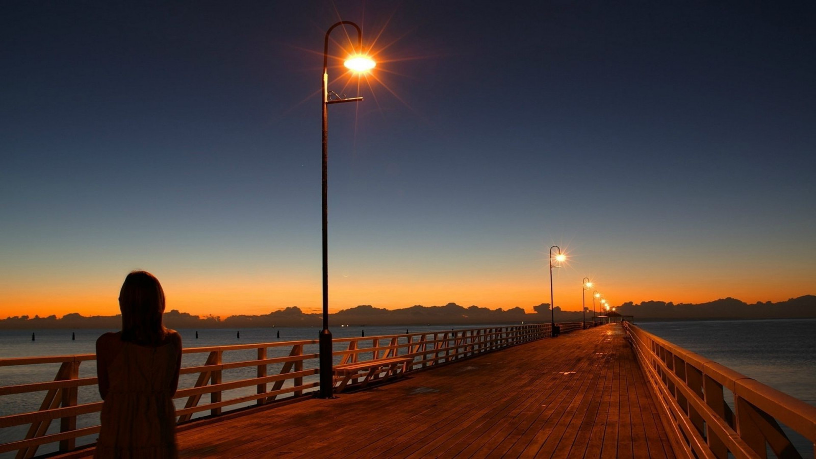 slunečnímu záření, krajina, pouliční osvětlení, západ slunce, moře, noc, nebe, svítání, večer, ráno, věž, pobřeží, slunce, horizont, molo, soumrak, chodník, světlo, svítání, osvětlení, 1920x1080 px, odlesk, svítidlo
