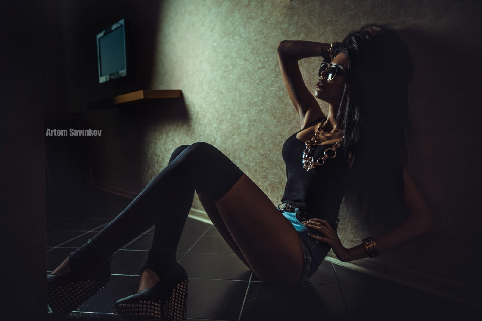 nero, donne, modello, donne con i vetri, brunetta, seduta, fotografia, pantaloncini jeans, moda, calze nere, palcoscenico, oscurità, Senso, immagine dello schermo, sfondo del computer, servizio fotografico