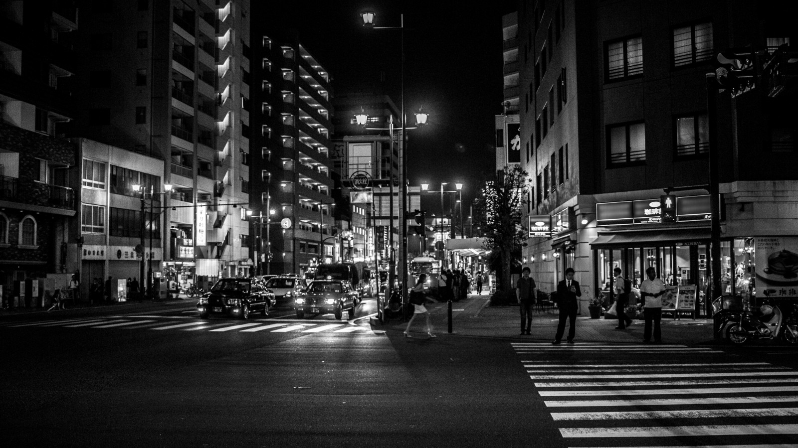 Metropolitní oblast, urban area, metropole, noc, město, Černá, panoráma města, ulice, Černý a bílý, mezník, město, centrum, infrastruktura, silnice, monochromatické fotografování, pruh, světlo, momentka, fotografování, architektura, tma, černobílý, večer, sousedství, budova, nebe, pouliční osvětlení, mrakodrap, provoz, půlnoc, pěší, panelový dům, přechod pro chodce, svítidlo, alej