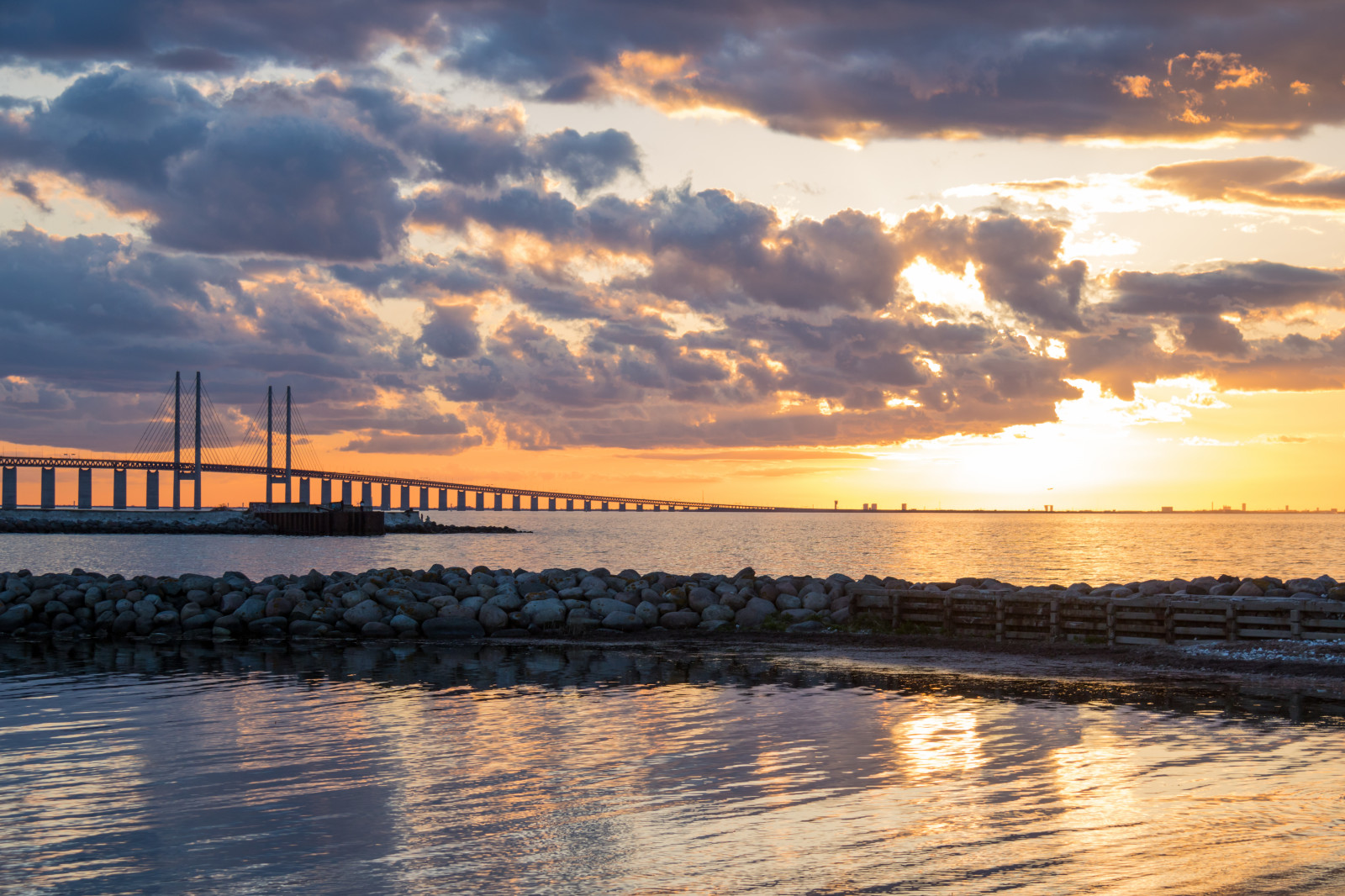 slunečnímu záření, západ slunce, moře, záliv, pobřeží, odraz, nebe, pláž, svítání, večer, ráno, pobřeží, most, slunce, horizont, molo, soumrak, Bro, mrak, svítání, oceán, vlna, nebe, solnedg ng, resundsbron, hav, moln, Sibbarp, odlesk, tělo z vody, mořská vlna