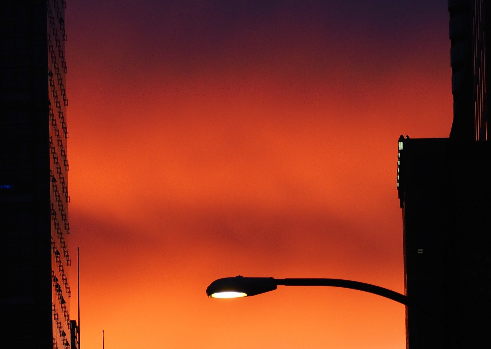 západ slunce, Červené, nebe, svítání, večer, svítilna, horizont, atmosféra, teplo, soumrak, mrak, svítání, západy slunce, odrazy, budovy, osvětlení, Okna, RedSky, tma, lampy, odlesk, svítidlo, sunsetskies, sunsetclouds, vancouverbc, windowreflections, redclouds, allclouds, sloupy veřejného osvětlení, allsunsets, Redsunsets, Sunsetoutlines