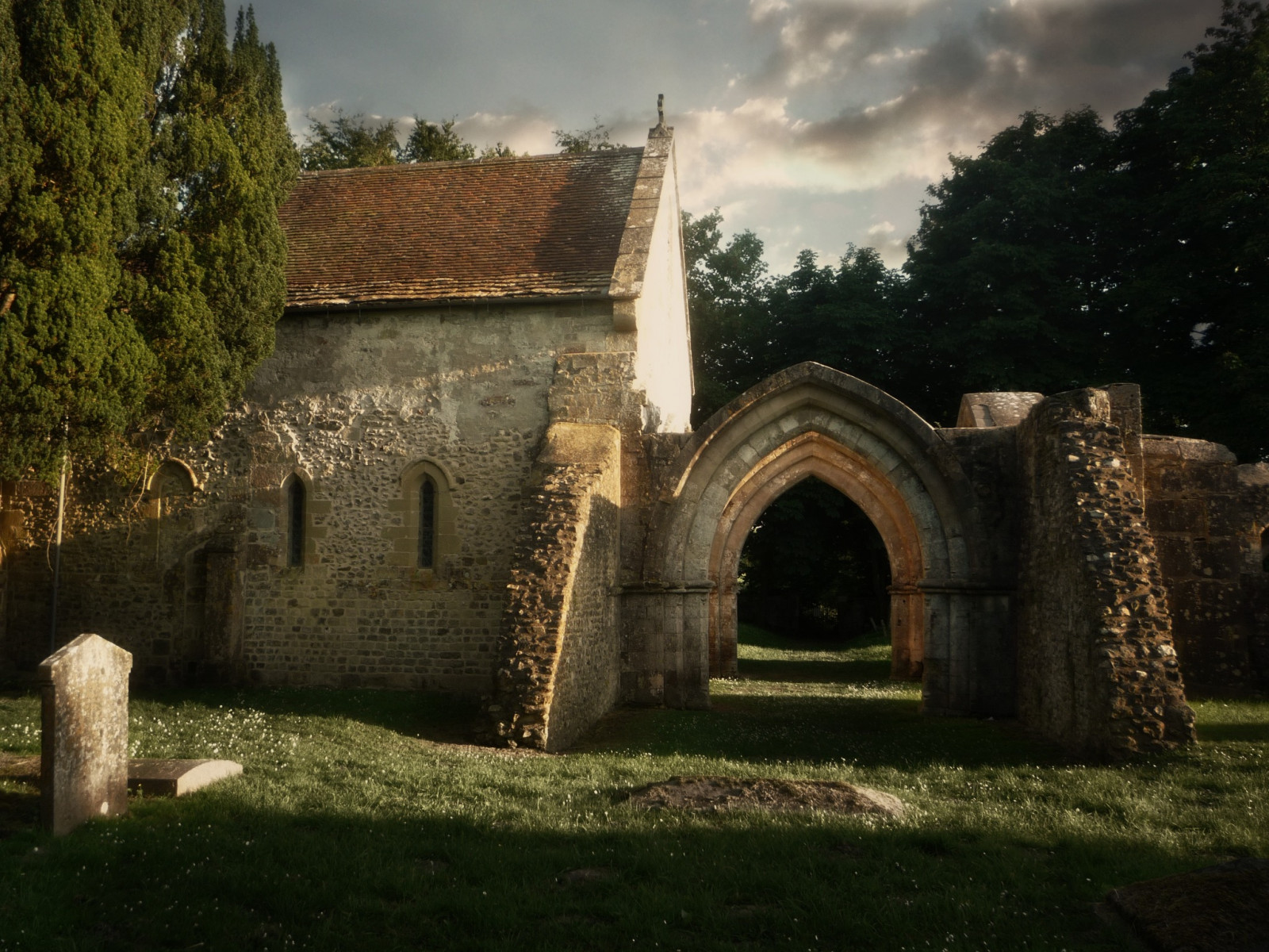 krajina, Příroda, budova, zřícenina, tráva, nebe, stěna, vesnice, dějiny, oblouk, kostel, zřícenina, kaple, chalupa, Opatství, majetek, mrak, strom, fasáda, dávná historie, historické místo, archeologické naleziště, místo uctívání, středověk, opevnění, náhrobky, hacienda, středověká architektura, Stleonards, Suttonveny, 12.června2014