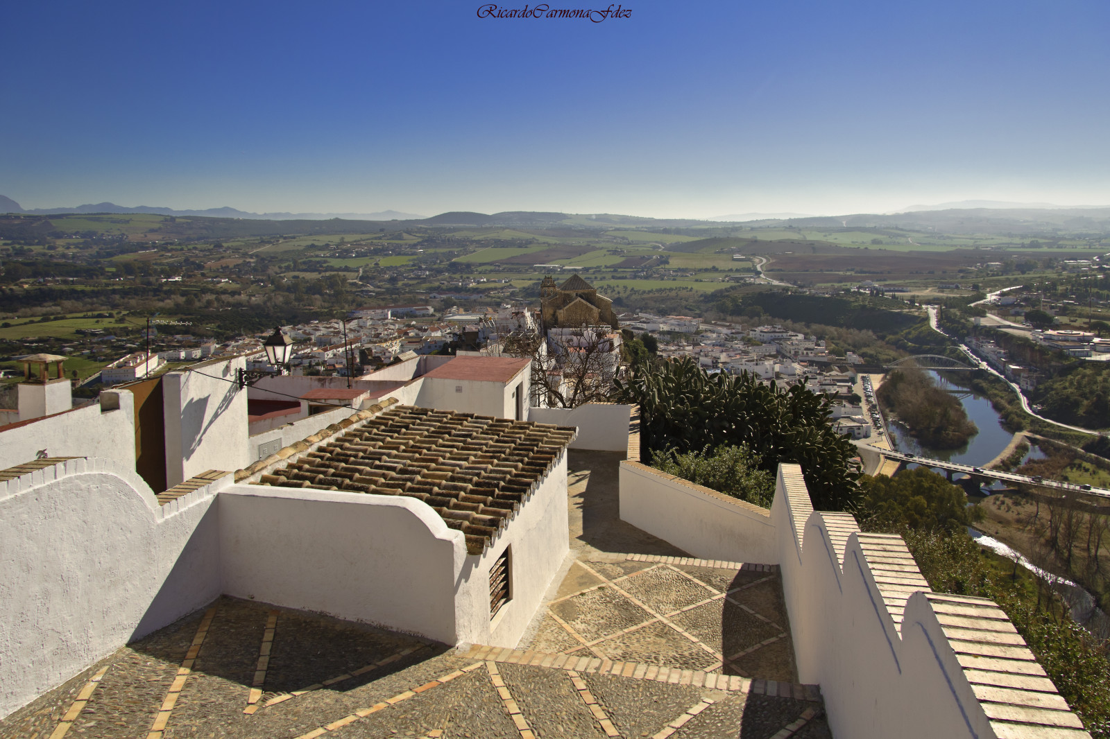 bílý, město, architektura, městský, budova, nebe, zelená, modrý, řeka, slunce, Kánon, město, podsvícení, azul, slunce, Andalusie, světlo, Rio, cielo, andalucia, contraluz, cadiz, střecha, ngc, blanco, urbano, luz, verde, letecké snímkování, nemovitost, urbanscape, pueblo, ricardocarmonafdez, Arcosdelafrontera, Guadalete