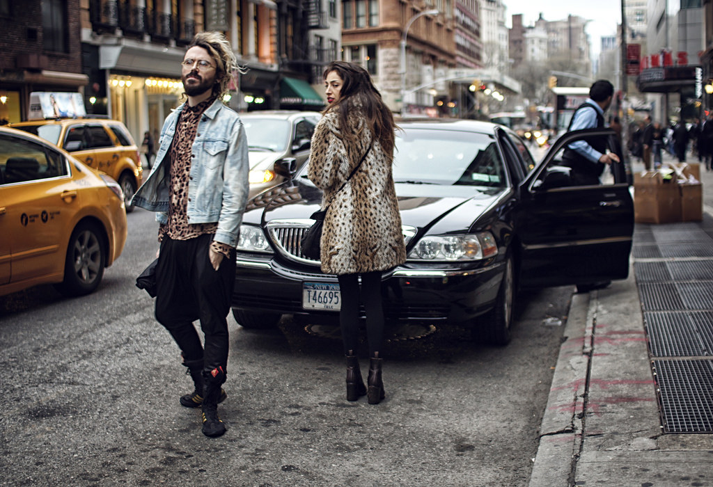 moře, město, ulice, voda, auto, vozidlo, silnice, fotografování, džíny, limuzína, York, infrastruktura, pěší, Nový, dívka, Rostock, Ostsee, Ahrenshoop, baltský, momentka, meer, automobilového designu, luxusní vůz, rodinný vůz, kompaktní vůz, výkonné auto, městské auto, sportovní užitkové vozidlo, střední velikost auta, Darss, vozy Volvo