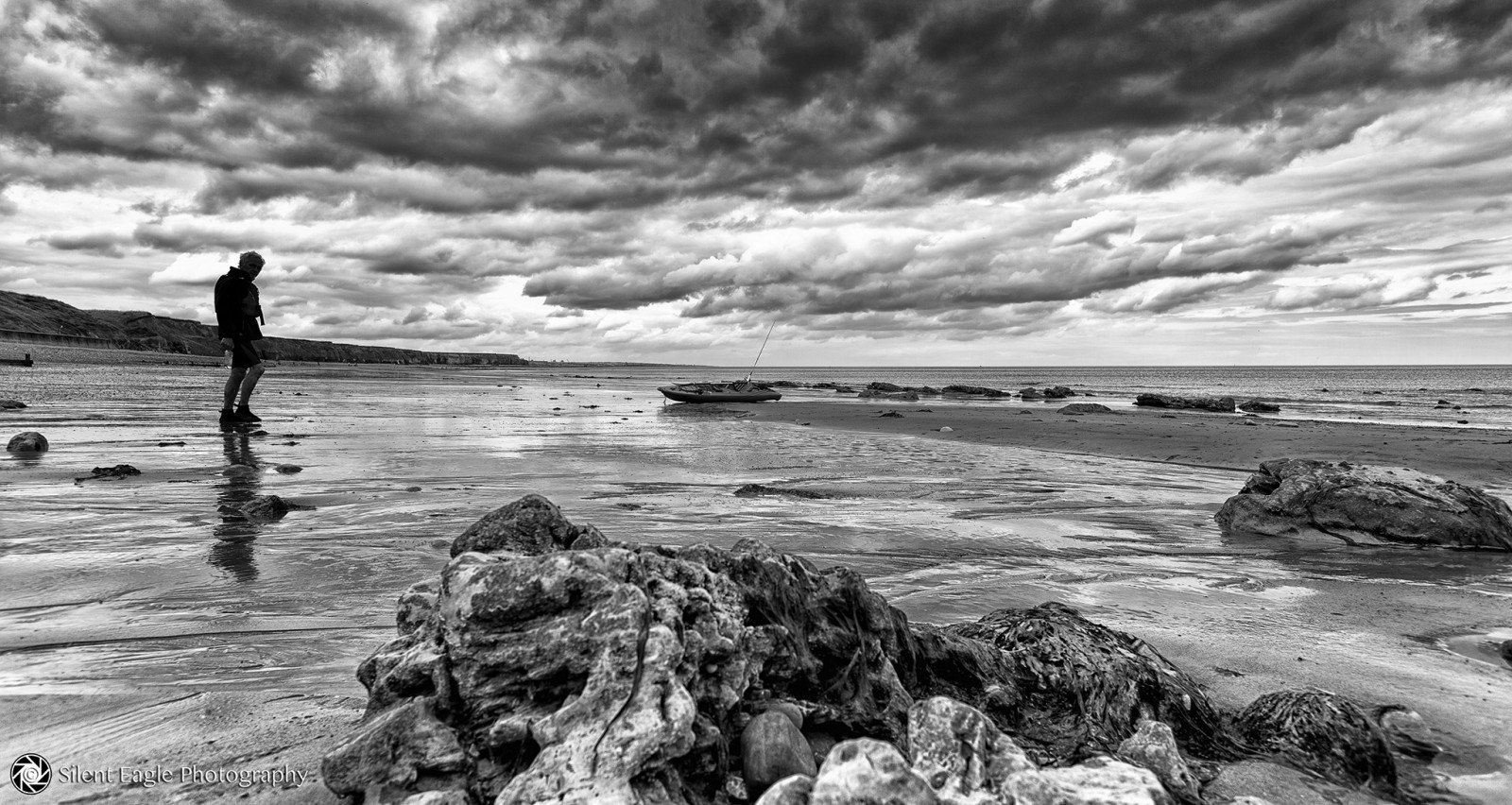 paesaggio, monocromo, mare, acqua, roccia, puntellare, riflessione, cielo, fotografia, nuvole, spiaggia, calma, sera, costa, Canone, orizzonte, rocce, aquila, argento, Nord, silenzioso, nube, ombre, camminare, bw, est, oceano, onda, paesaggio marino, marea, diritto d'autore, settembre, silenteaglephotography, silenteagle09, bianco e nero, fotografia in bianco e nero, corpo d'acqua, fenomeno meteorologico, Seaham, Stratocumulo, Mg8979bw, stock photography, coastal and oceanic landforms