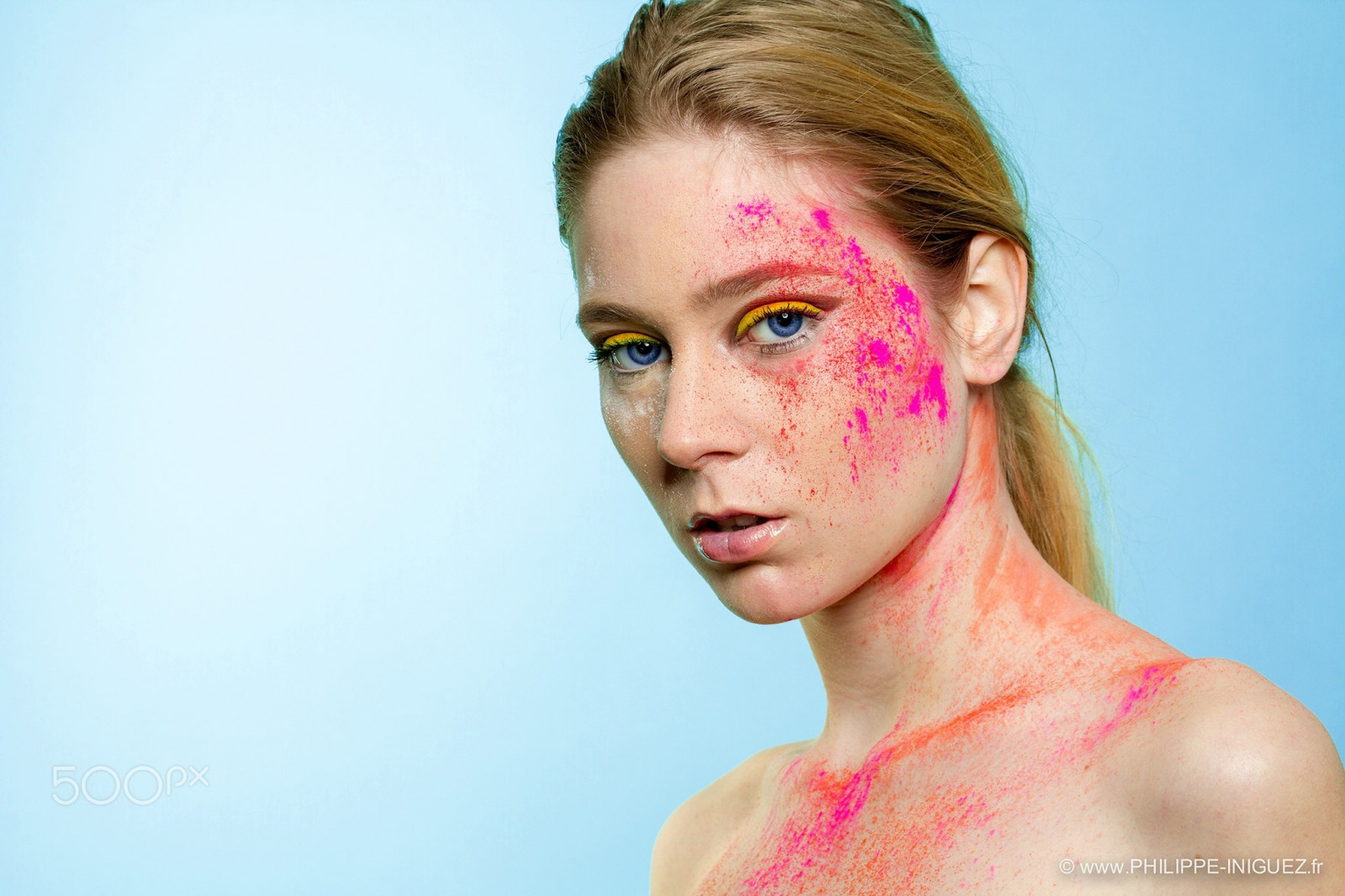 viso, donne, 500px, modello, ritratto, bionda, occhi blu, spalle nude, guardando spettatore, trucco, fotografia, pittura del corpo, moda, capelli, bocca, naso, Philippe Iniguez, rosa, Persona, pelle, capo, ragazza, bellezza, occhio, donna, labbro, collo, biondo, acconciatura, guancia, servizio fotografico, organo, avvicinamento