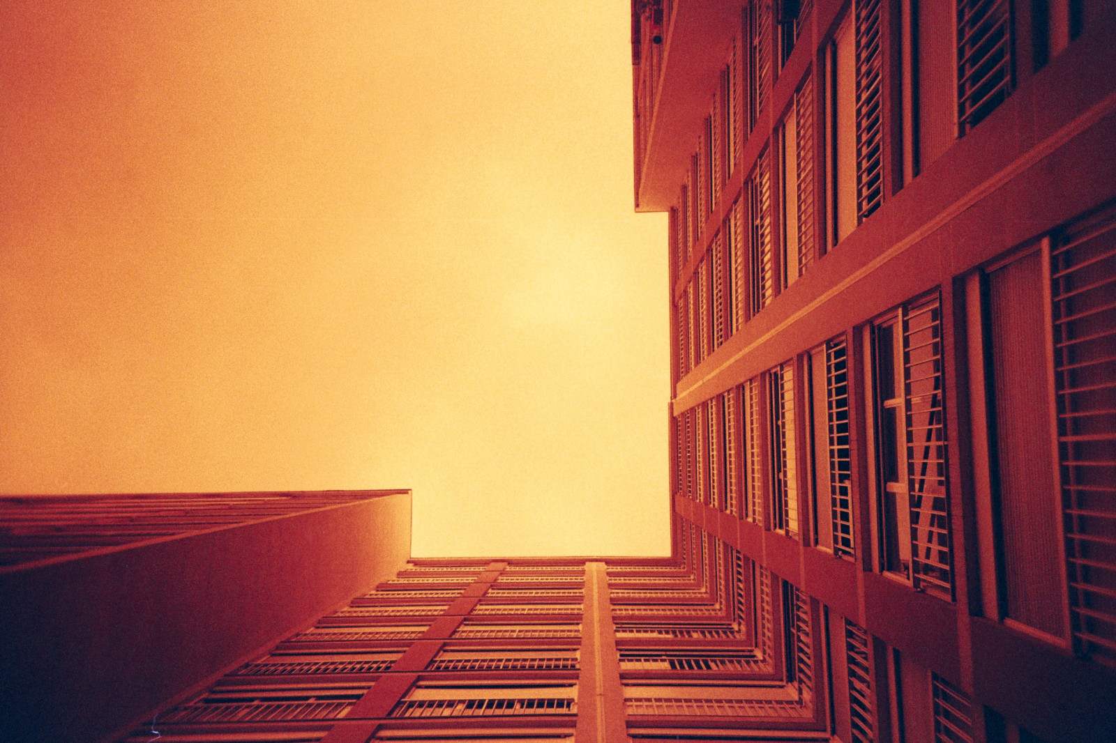 slunečnímu záření, architektura, budova, Červené, nebe, stěna, dřevo, symetrie, geometrie, oranžový, Paříž, perspektivní, úhel, Lomography, 100, světlo, geometrický, nahoru, osvětlení, Okna, analogový, čára, film, analog, immeuble, argentique, lomo, pelliculé, mizející, denní osvětlení, bod zmizení, 100iso, Lka, centralperspective, Analogique