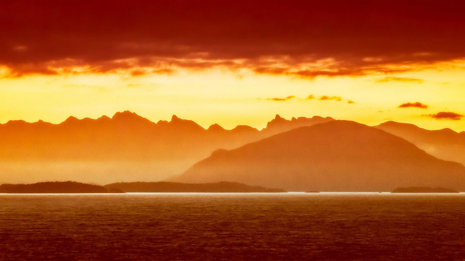 światło słoneczne, krajobraz, zachód słońca, morze, odbicie, niebo, wschód słońca, wieczór, ranek, Słońce, horyzont, atmosfera, zmierzch, Chmura, Góra, świt, Zjawisko atmosferyczne, poświata, Czerwone niebo w poranek