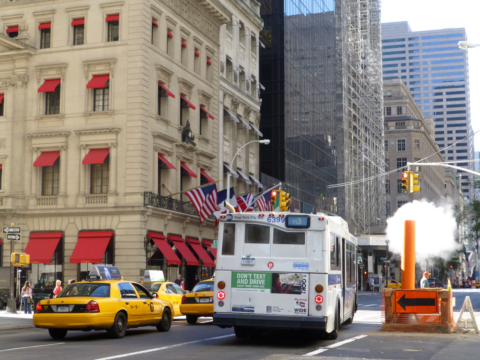 Metropolitní oblast, auto, urban area, motorové vozidlo, doprava, vozidlo, město, sousedství, centrum, druh dopravy, metropole, ulice, požární sbor, během dne, budova, taxi, pohotovostní služba, pohotovostní vozidlo, nouzový, provoz, pruh, pěší, protipožární zařízení, signalizační zařízení, panelový dům, Semafor, náměstí, smíšené využití, public utility, kompaktní vůz, dopravní zácpa