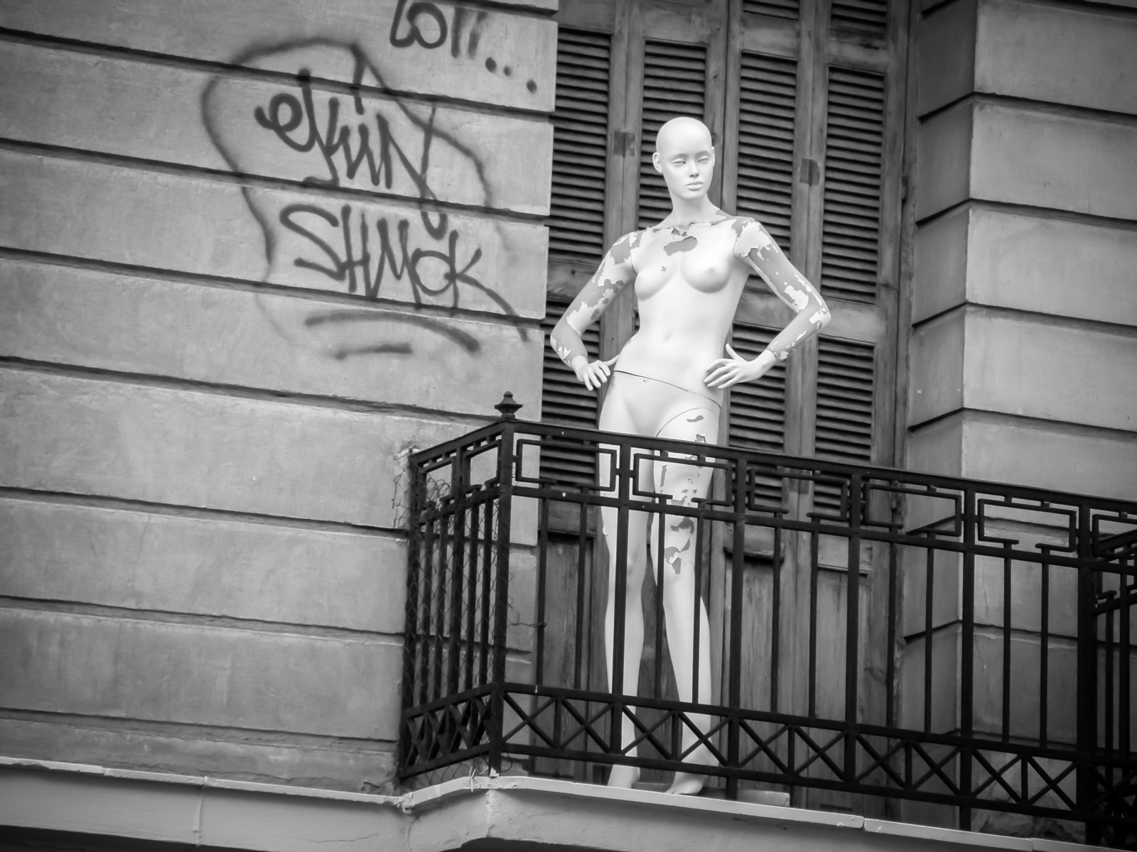 bílý, Černá, starý, černobílý, okno, ulice, budova, opuštěný, fotografování, balkón, Řecko, stojící, Athény, infrastruktura, Mannequin, tělesné, fotografie, lodě, póza, momentka, urban area, Černý a bílý, monochromatické fotografování, grafity