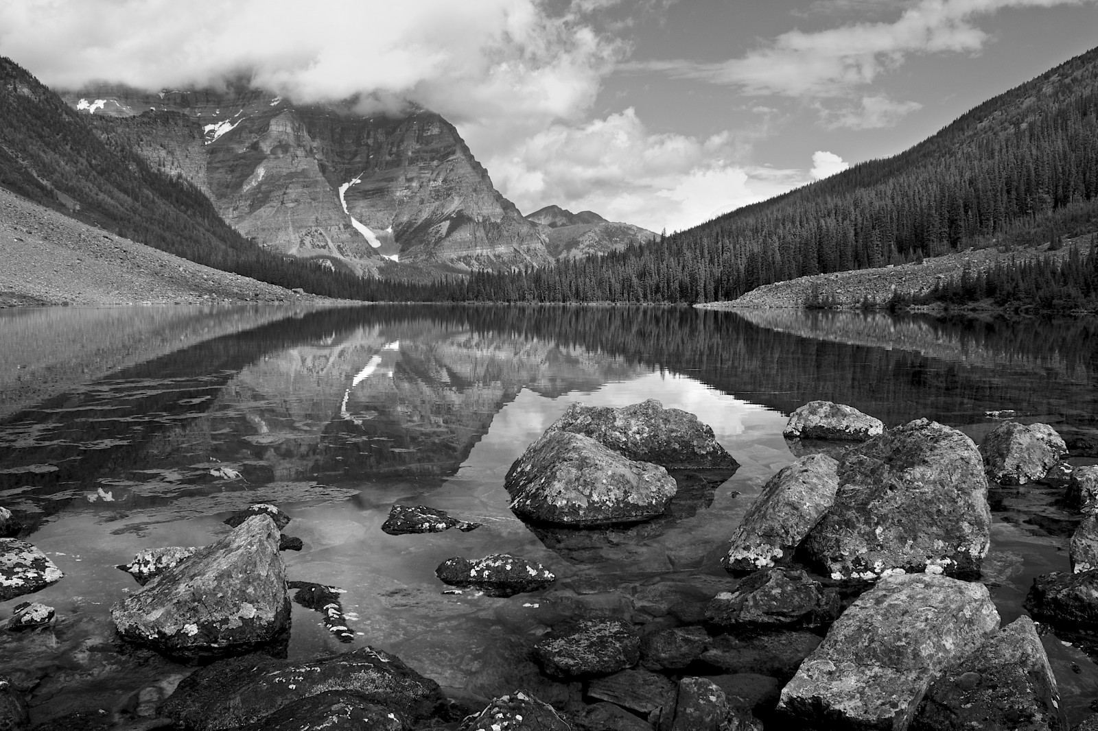 Tempel, Bäume, Landschaft, Wald, Weiß, schwarz, Berge, einfarbig, See, Wasser, Rock, Natur, Betrachtung, Himmel, Fotografie, Wolken, ruhig, Fluss, Kanada, Felsen, Nationalpark, Fjord, Tal, kanadisch, Wildnis, Alberta, Bank, Berglandschaft, Dunst, Seebezirk, Wolke, Baum, gehen, Spitzen, Berg, immer noch, montieren, Wanderung, Reflexionen, Wasserlauf, Reservoir, Seen, Tarn, zehn, Hochland, See, Rockies, Geologie, Schwarz und weiß, Monochrome fotografie, Bergige landforms, Gebirge, Moräne, Glaziale landform, fiel, Trost, Quadra, Bident