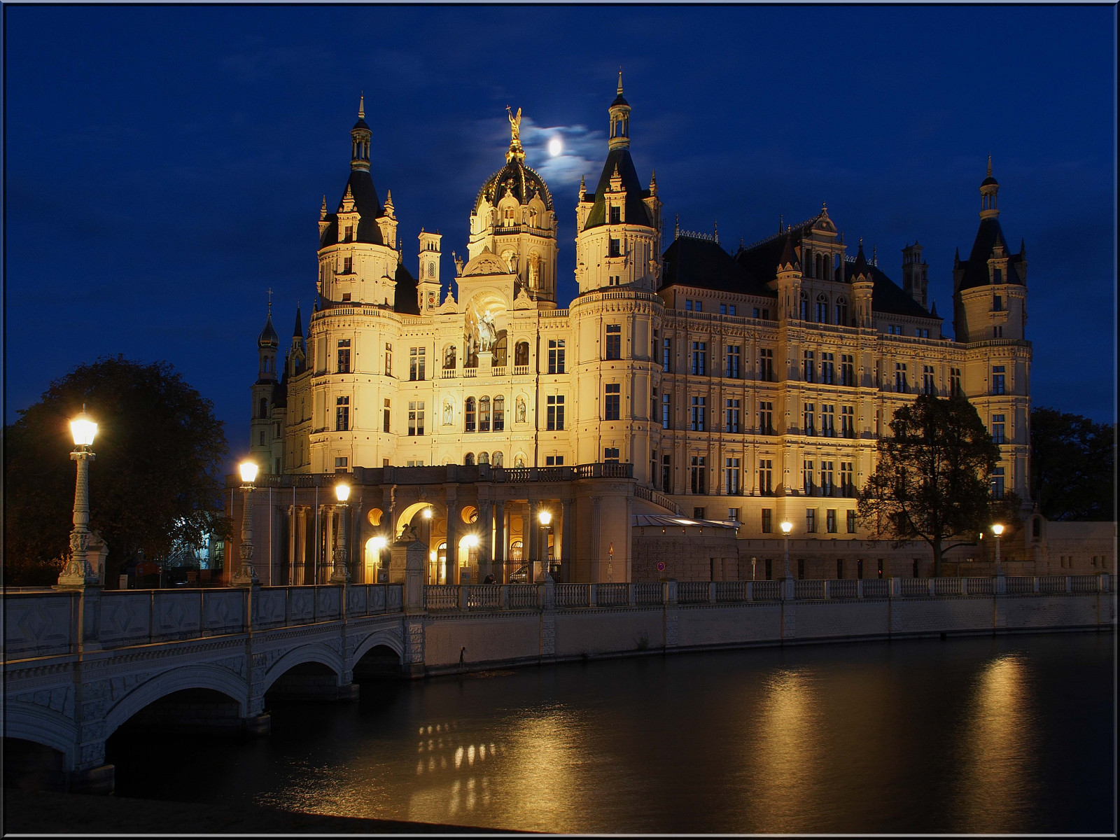město, panoráma města, noc, voda, odraz, Cestovní ruch, večer, hrad, měsíční svit, soumrak, katedrála, palác, zámek, 2014, bluehour, odrazy, náměstí, mezník, wasser, nightshot, spiegelungen, ostseeleuchte, abend, vodní, schloss, Schwerin, november2014, Mondschein, schwerinerschloss, schwerincastle