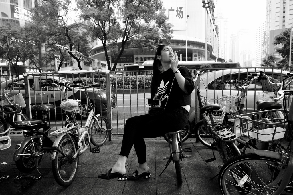 monokrom, gade, cykel, køretøj, vej, Sony, transportere, cykling, infrastruktur, bw, sort hvid, fotografi, Zeiss, øjebliksbillede, a7r2, sort og hvid, monokrom fotografering, sportsudstyr, jord køretøj, sonyilce7rm2, Loxia, zeissloxia21mmf28