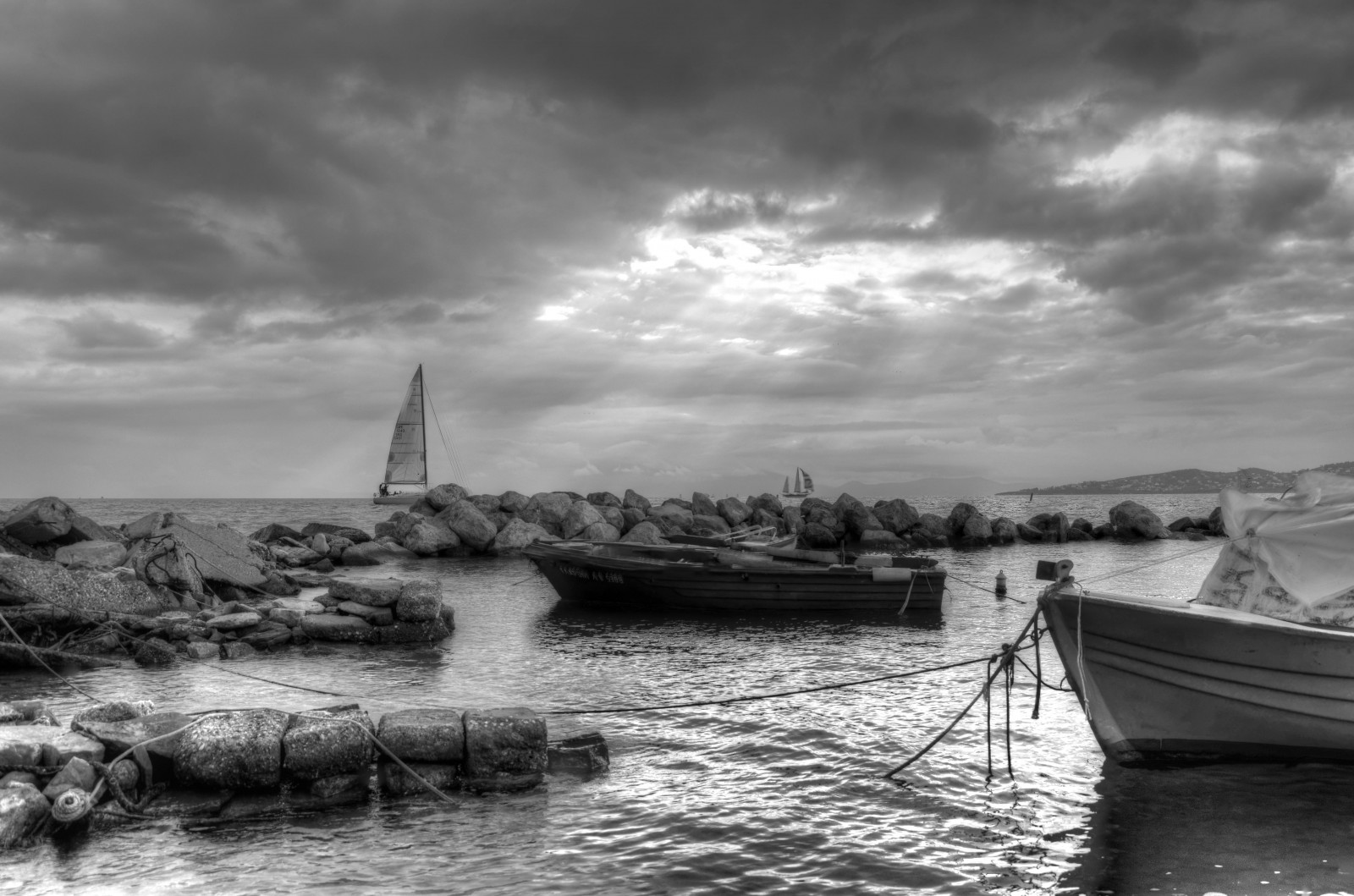 landskab, skib, båd, monokrom, hav, vand, afspejling, himmel, fotografering, skyer, berolige, aften, kyst, flod, HDR, horisont, Grækenland, sejlads, detaljer, Sky, træ, efterår, ocean, kanal, nikond7100, magnesia, vandveje, sort og hvid, monokrom fotografering, Volos, nikon18105, meteorologisk fænomen, nikonians, anauros, seacoastvolos, goritsahill