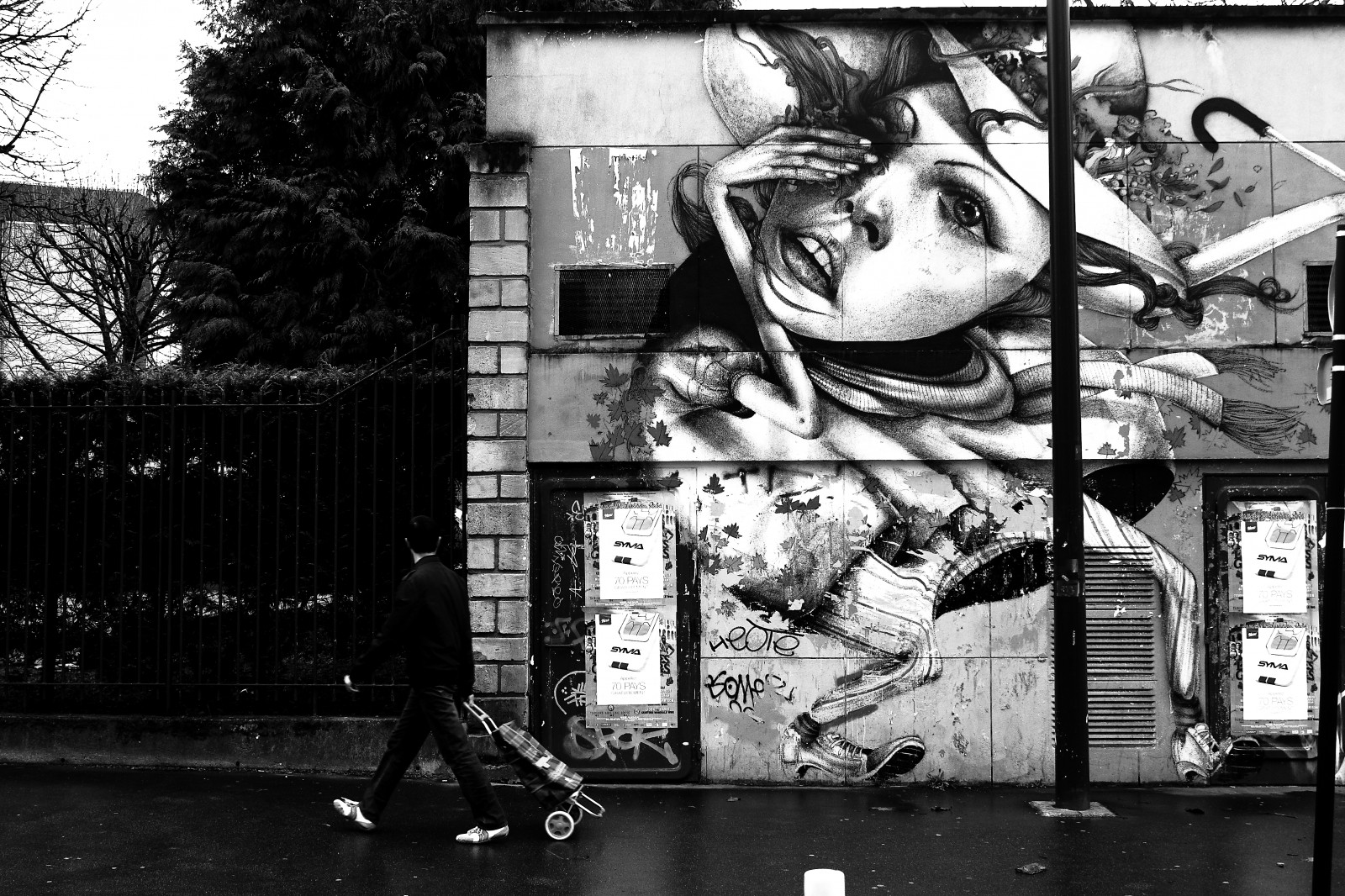 Černá, černobílý, okno, ulice, městský, stěna, silnice, fotografování, grafiti, Paříž, pouliční umění, Noir, infrastruktura, UMĚNÍ, strom, Street View, mur, litovat, noiretblanc, považovat, blackandwithe, urbanarte, paris13, photopascalcolin, urban area, Černý a bílý, monochromatické fotografování, oeil, Pieton, Peinturemurale, visual arts