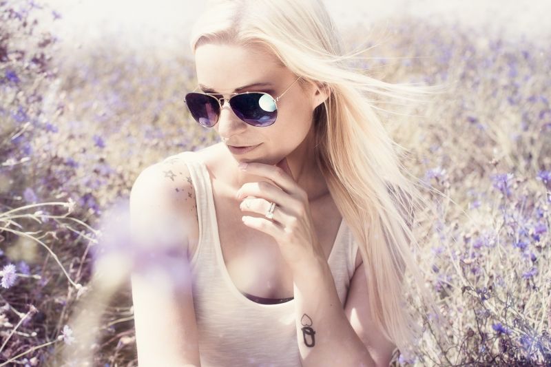ženy venku, ženy, model, blondýnka, ženy s brýlemi, sluneční brýle ženy venku, ženy, model, blondýnka, ženy s brýlemi, sluneční brýle